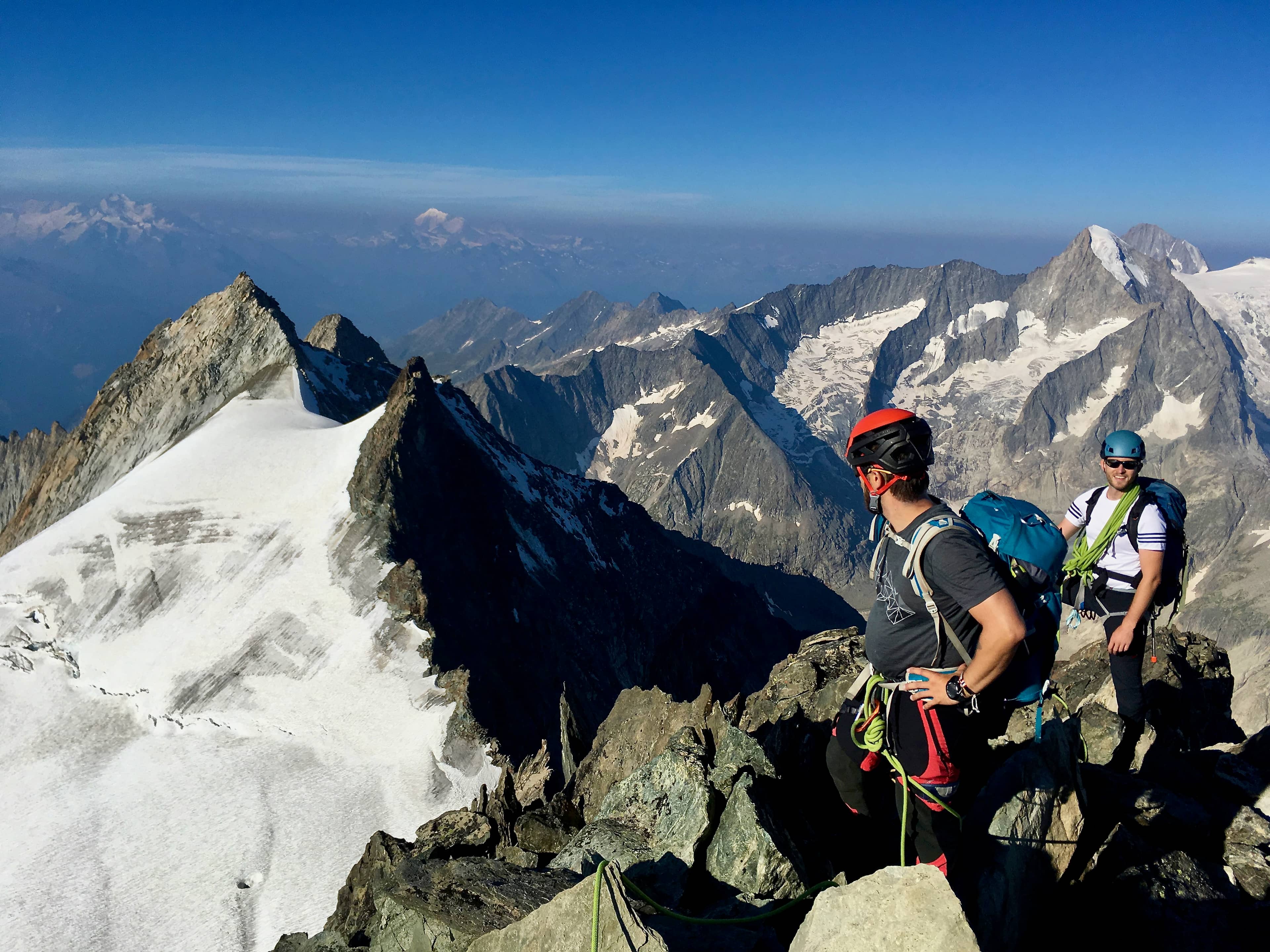 Ricky und ich am Grat – hinten der Rotstock (Foto: Daniela)