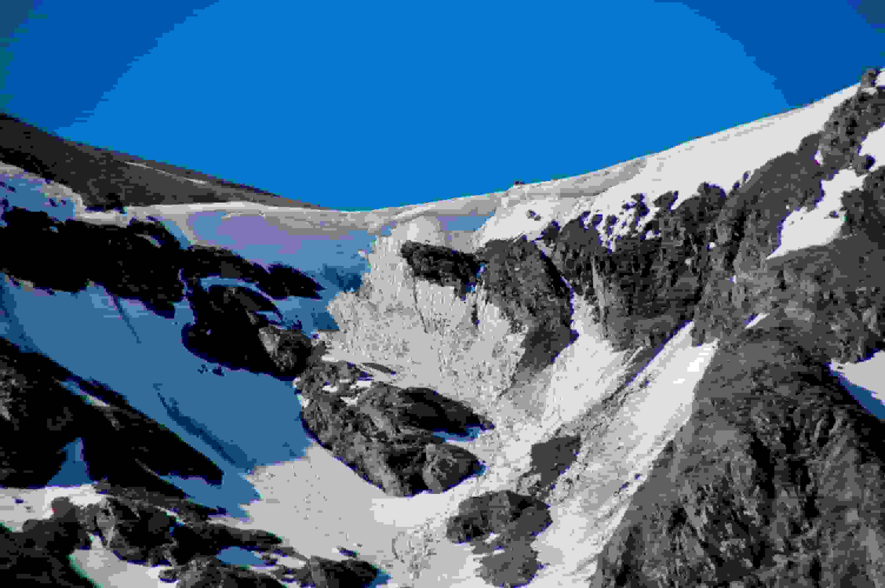 Heikler Abstieg über die fast senkrechte Wechte beim Col du Mont Rouge