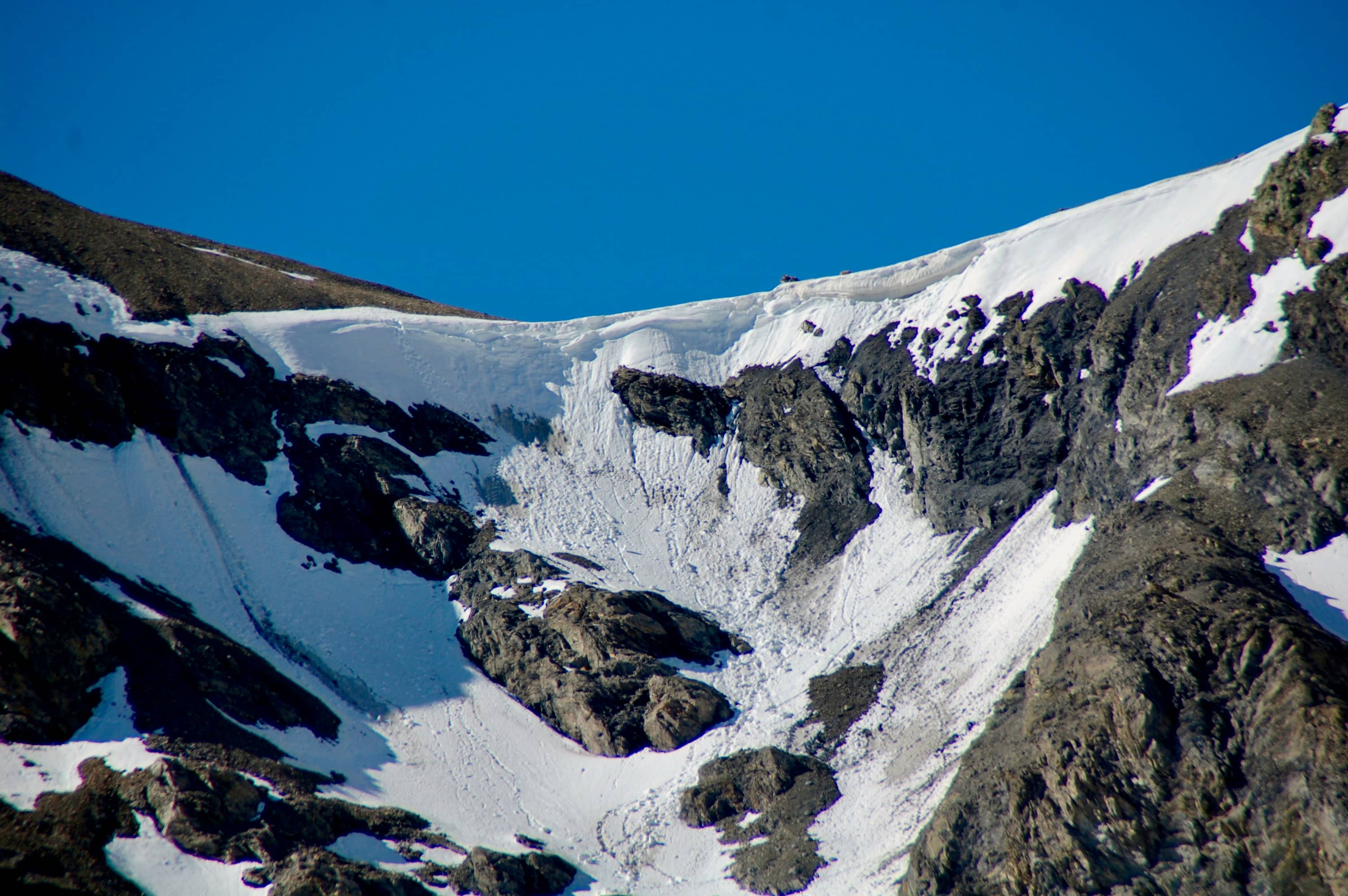 Heikler Abstieg über die fast senkrechte Wechte beim Col du Mont Rouge