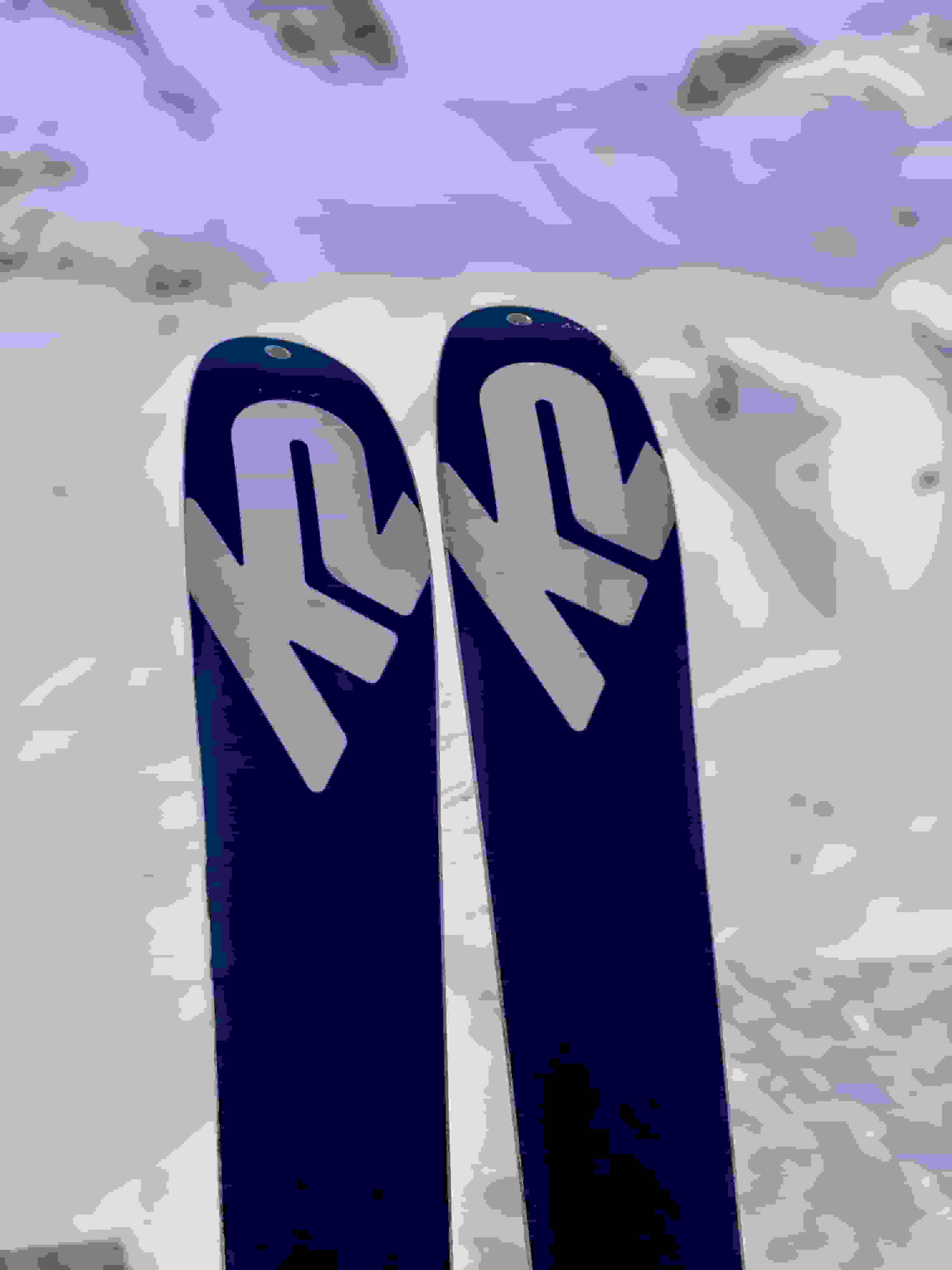 Die Skier stehen bereit für die Abfahrt