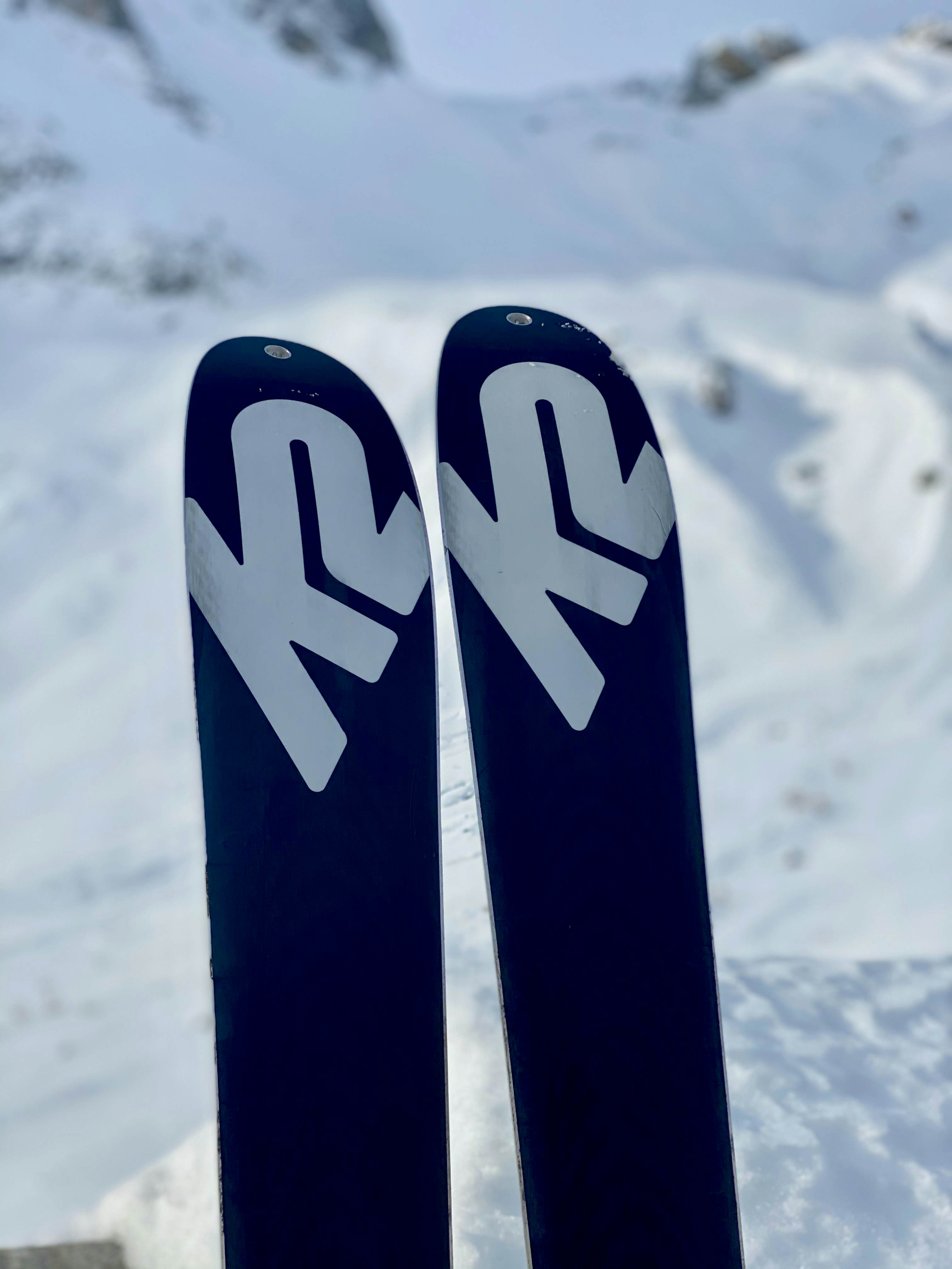 Die Skier stehen bereit für die Abfahrt