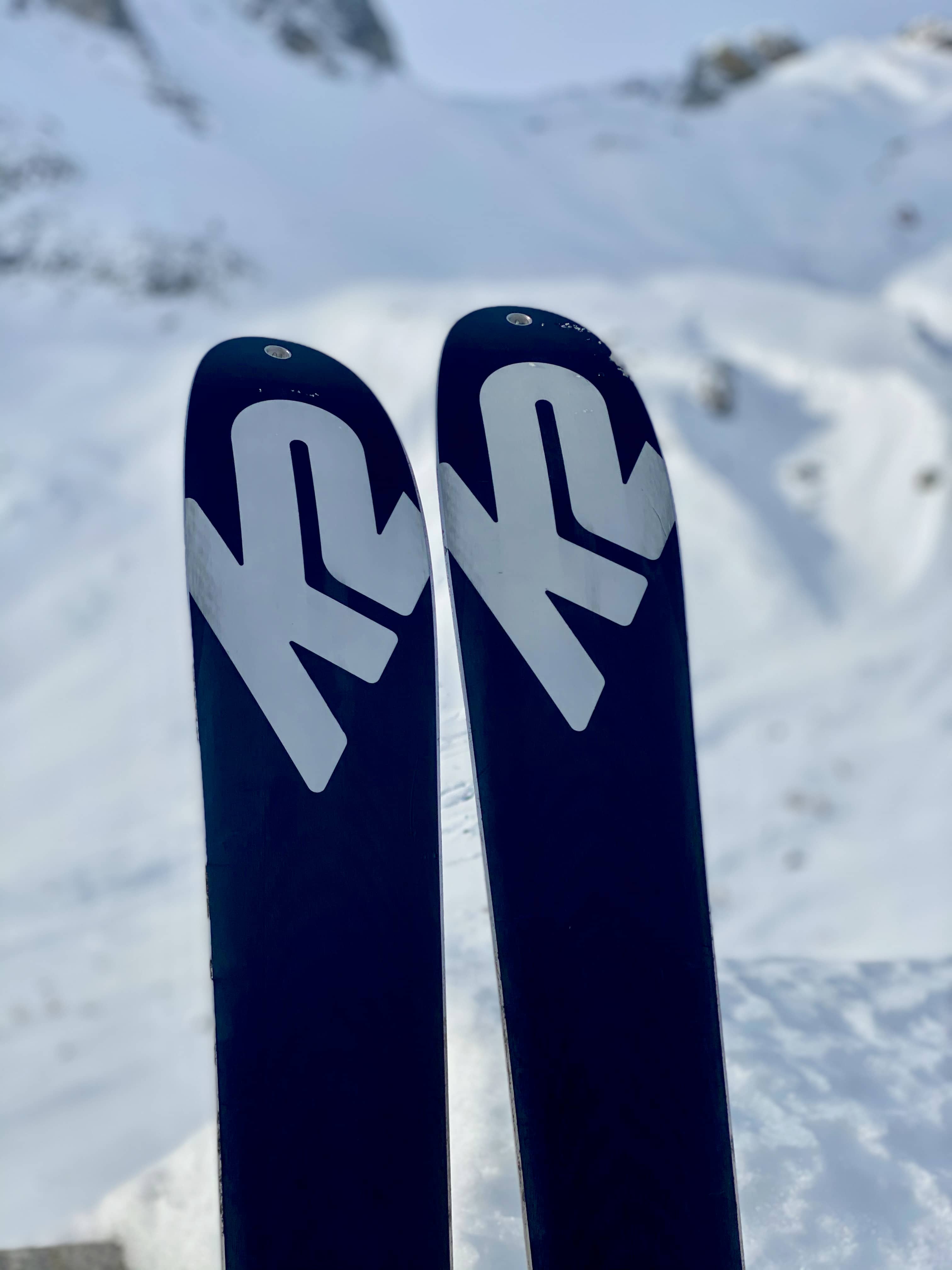 Die Skier stehen bereit für die Abfahrt