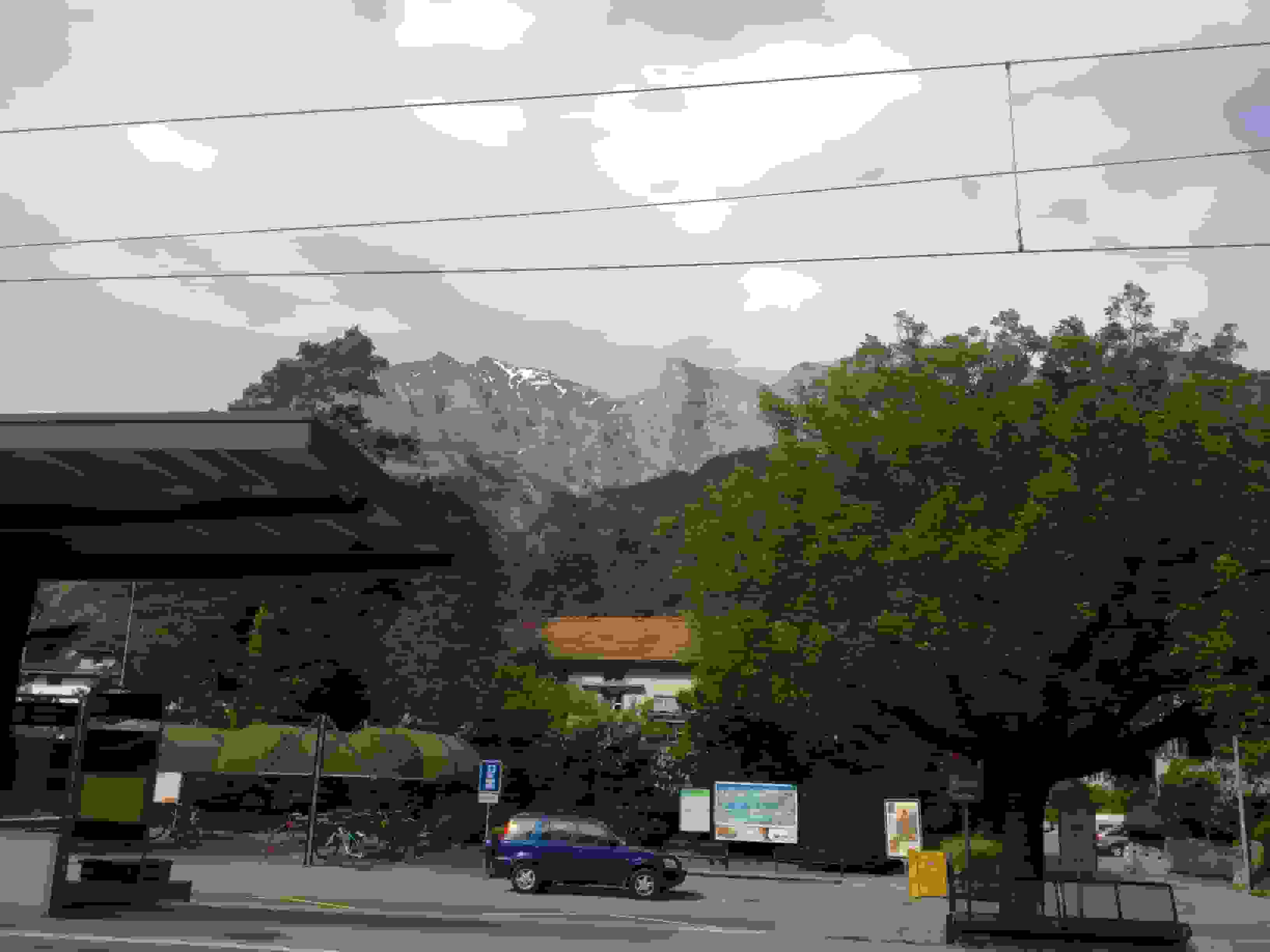 Blick zurück vom Bahnhof Maienfeld zum Falknis