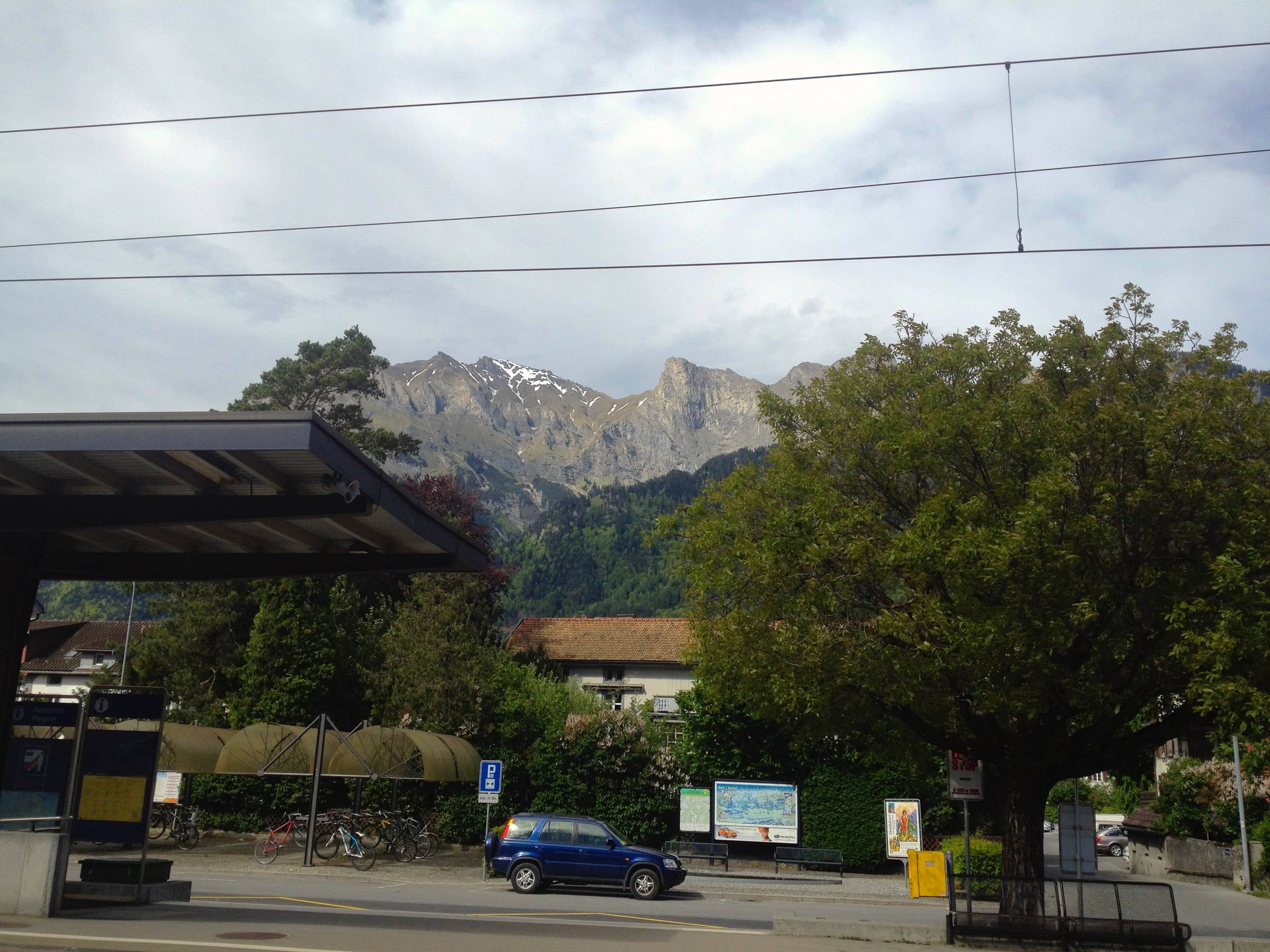 Blick zurück vom Bahnhof Maienfeld zum Falknis