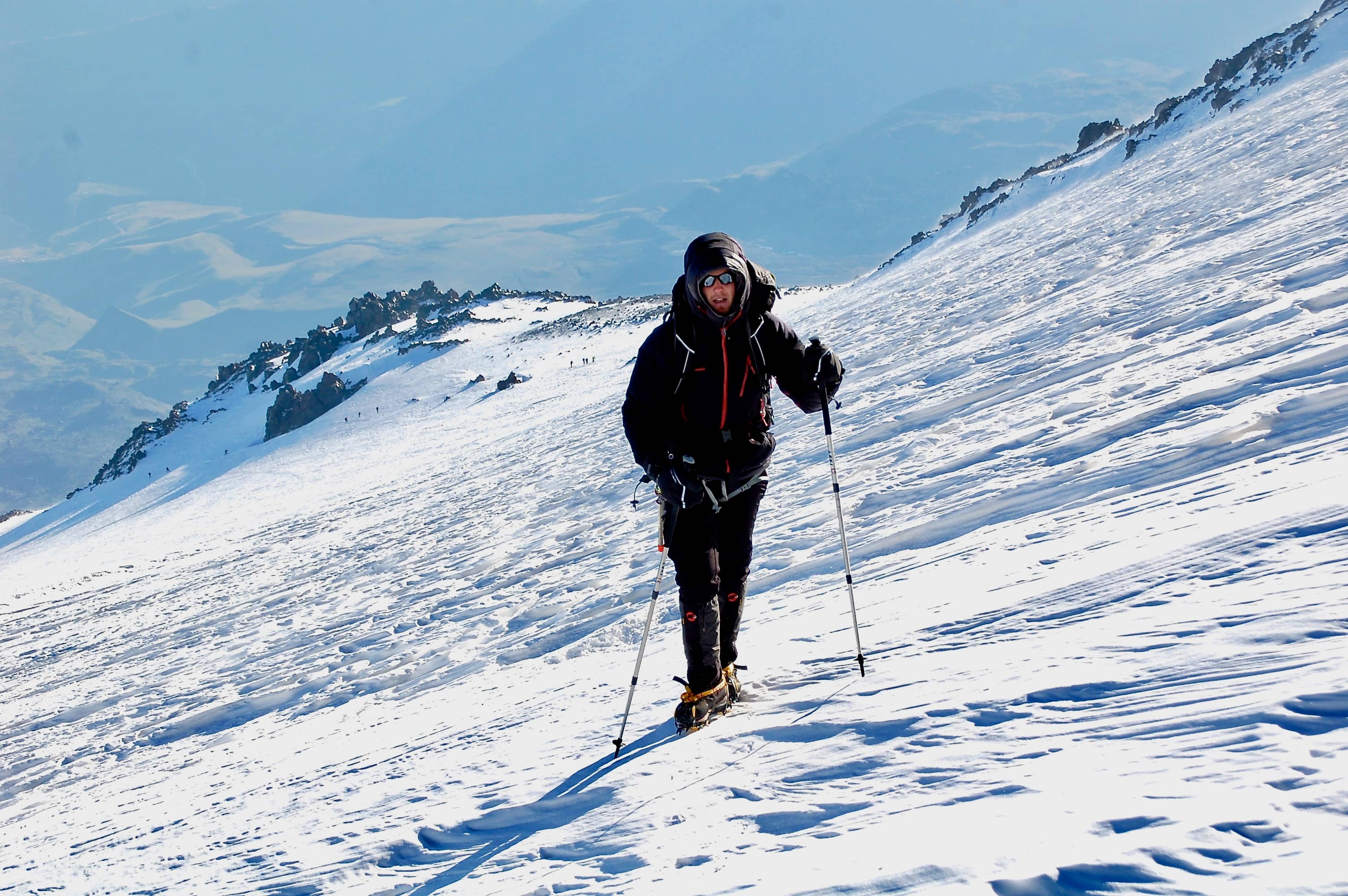 Warme Kleidung ist hier das A und O. Wir sind froh über warme Handschuhe und Daunenjacken.