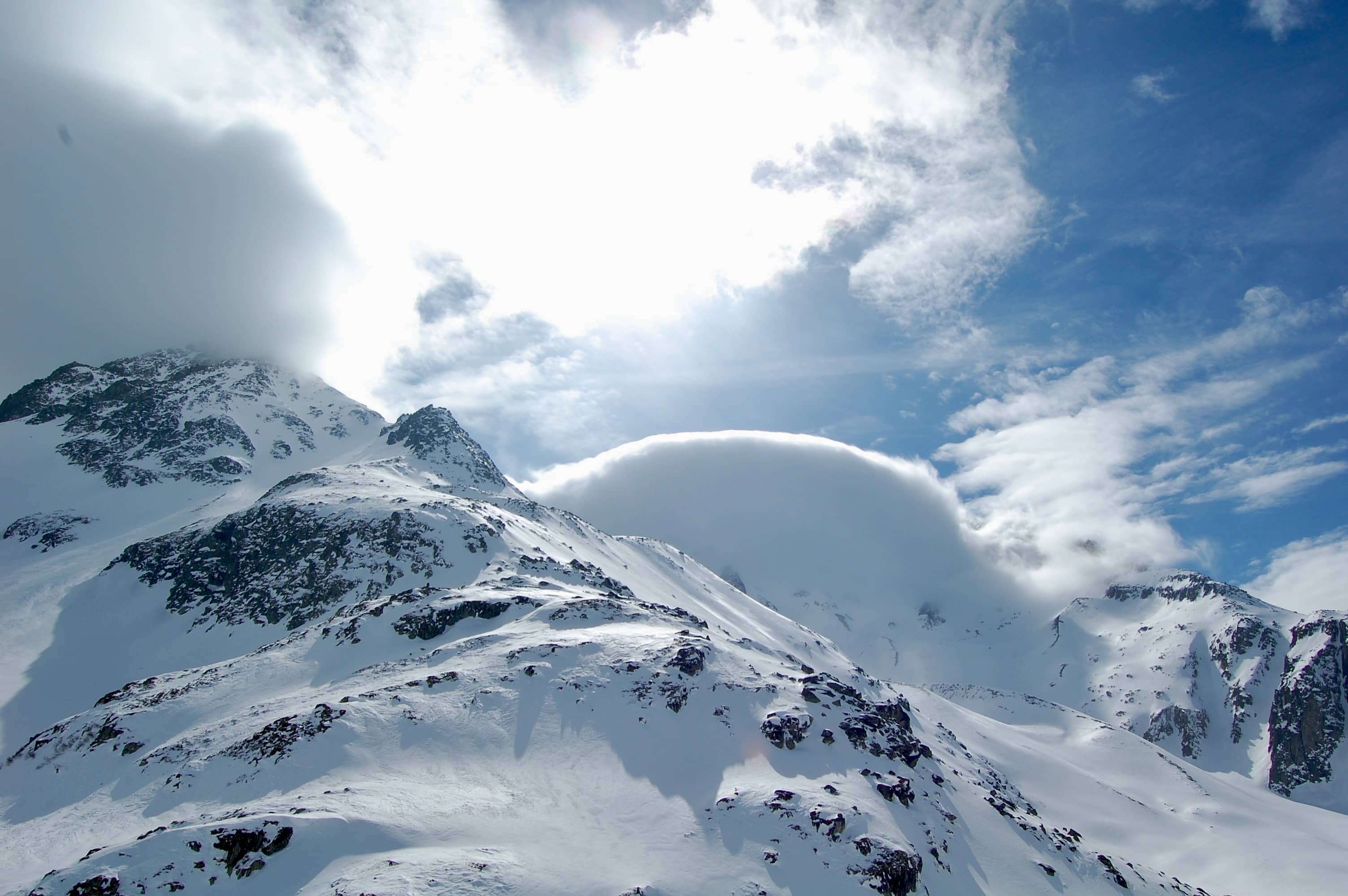 Der Piz Giuv hüllt sich in eine Föhnwolke