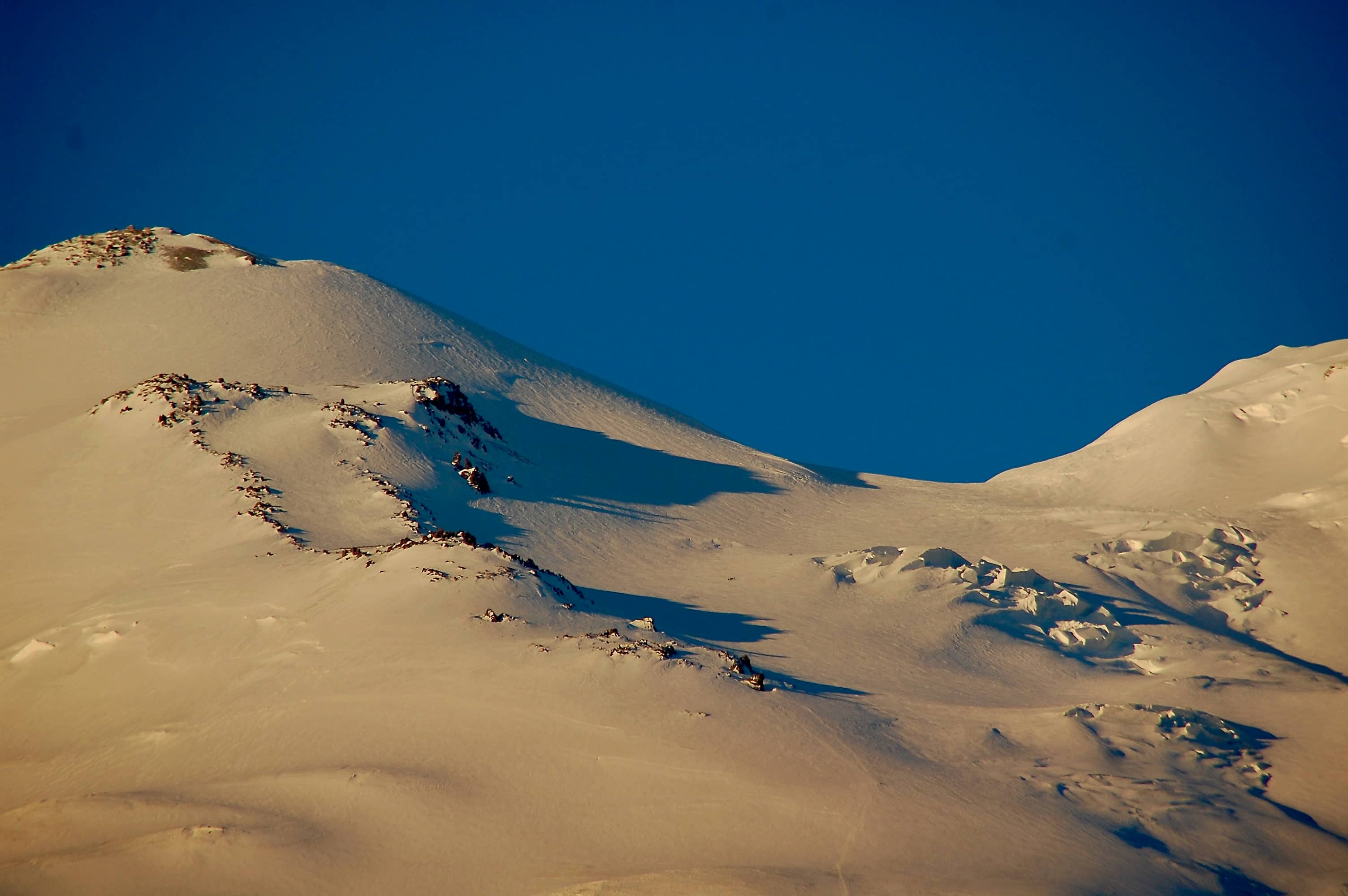 Zoom zur Traverse zwischen Aufstiegsroute Ost- und Westgipfel. Rechts oberhalb der Lenz Rocks sind einige Leute im Aufstieg.