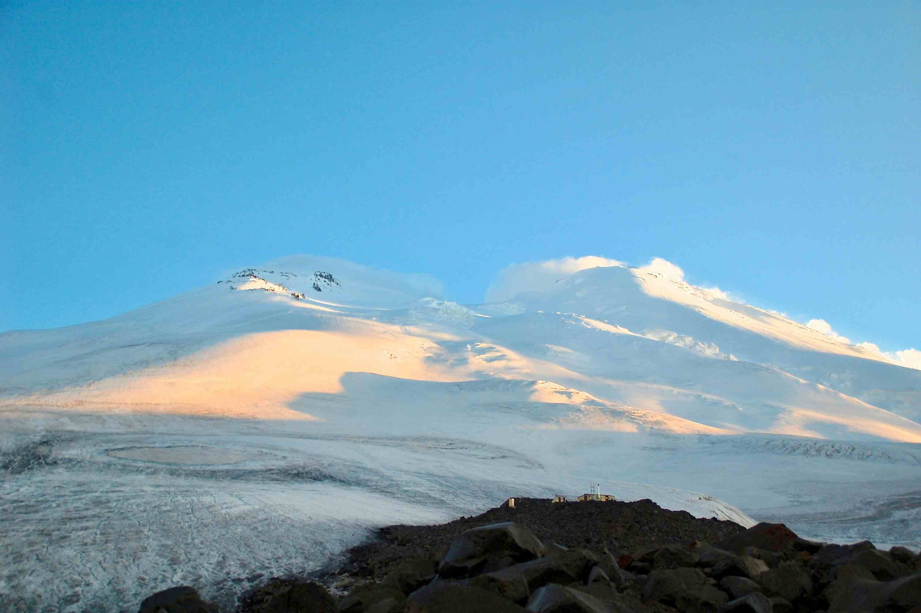 Am Abend werden die beiden Elbrusgipfel frei: Links der Ost- rechts der Westgipfel