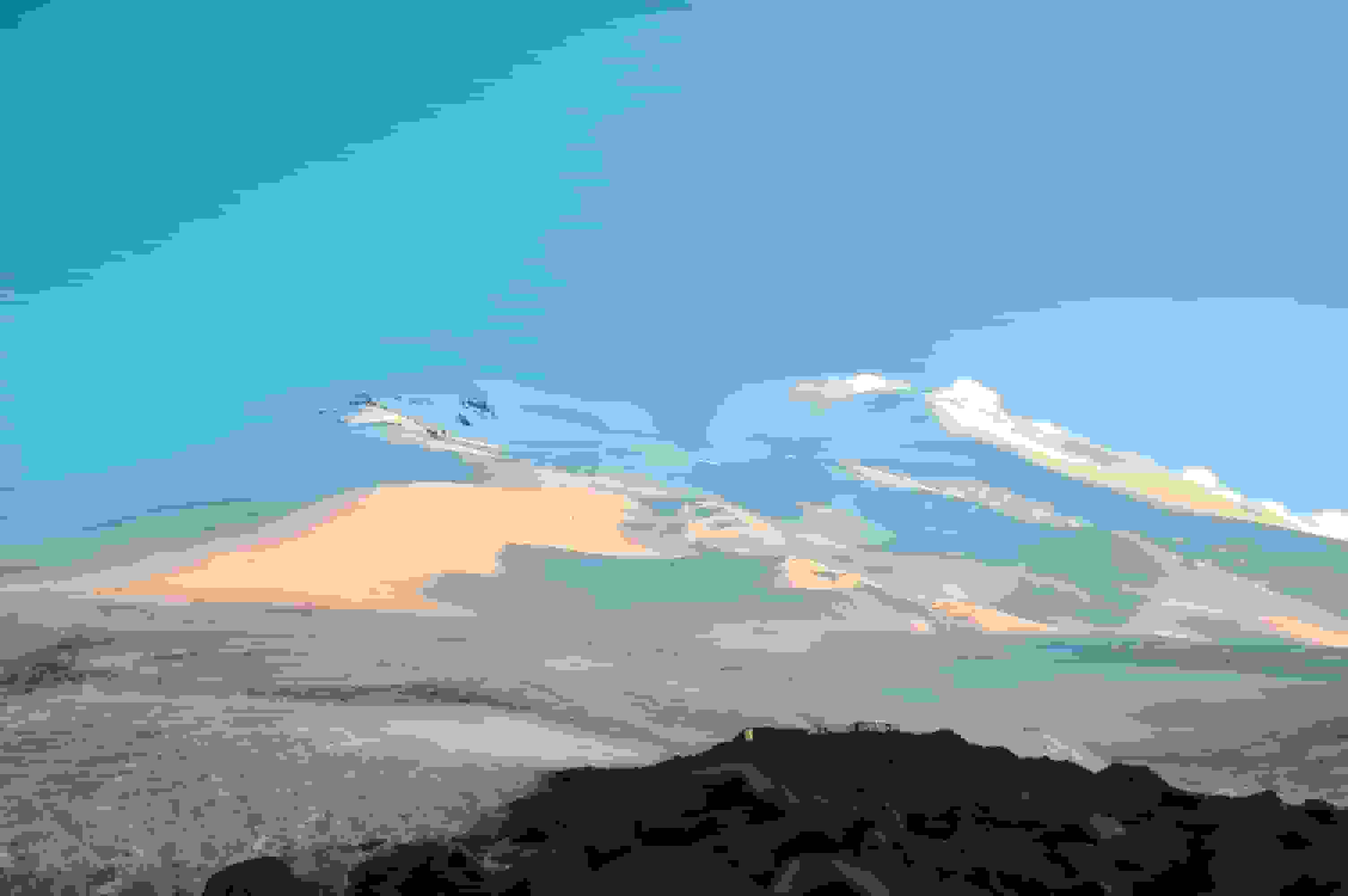 Am Abend werden die beiden Elbrusgipfel frei: Links der Ost- rechts der Westgipfel