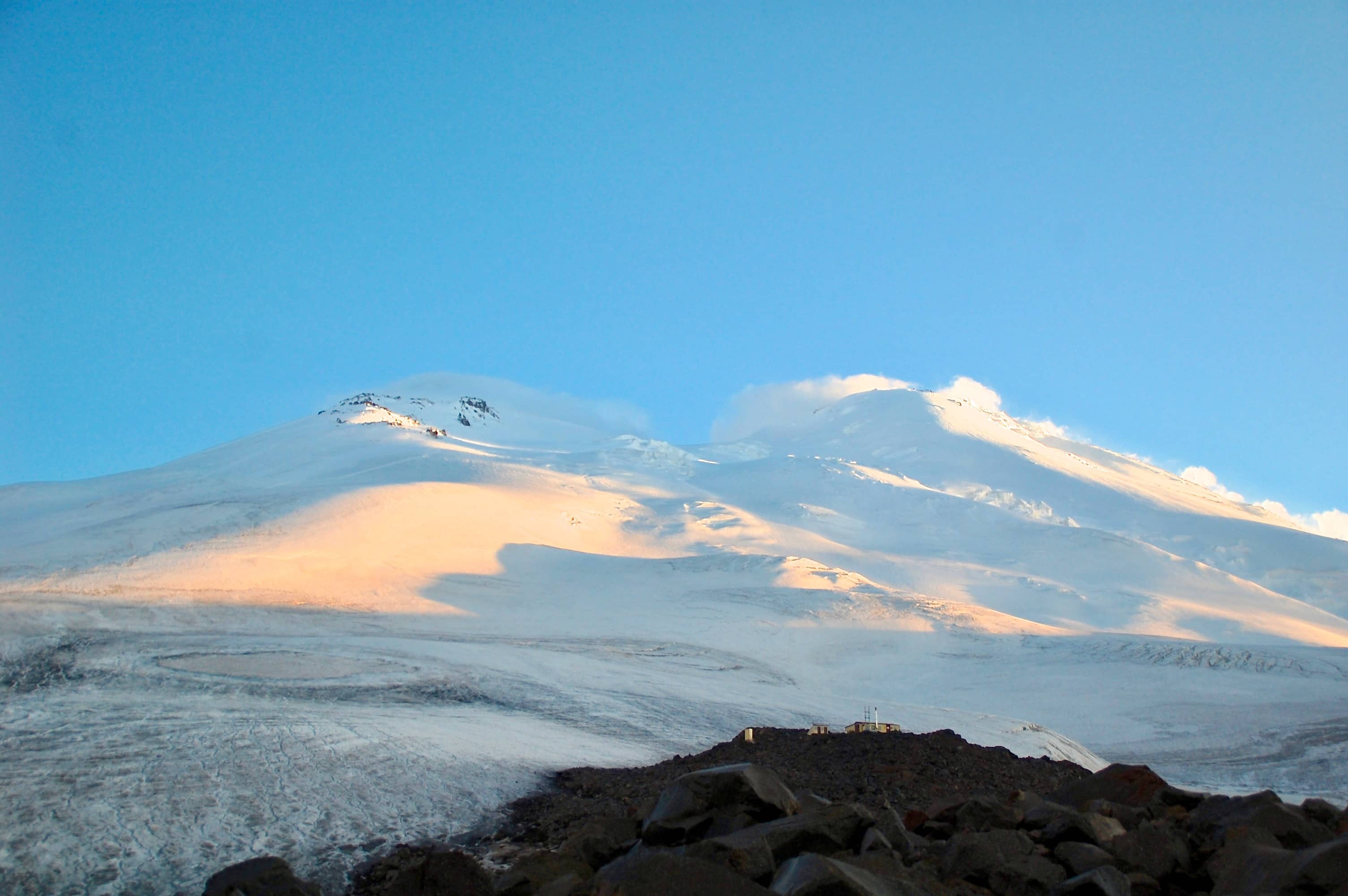Am Abend werden die beiden Elbrusgipfel frei: Links der Ost- rechts der Westgipfel
