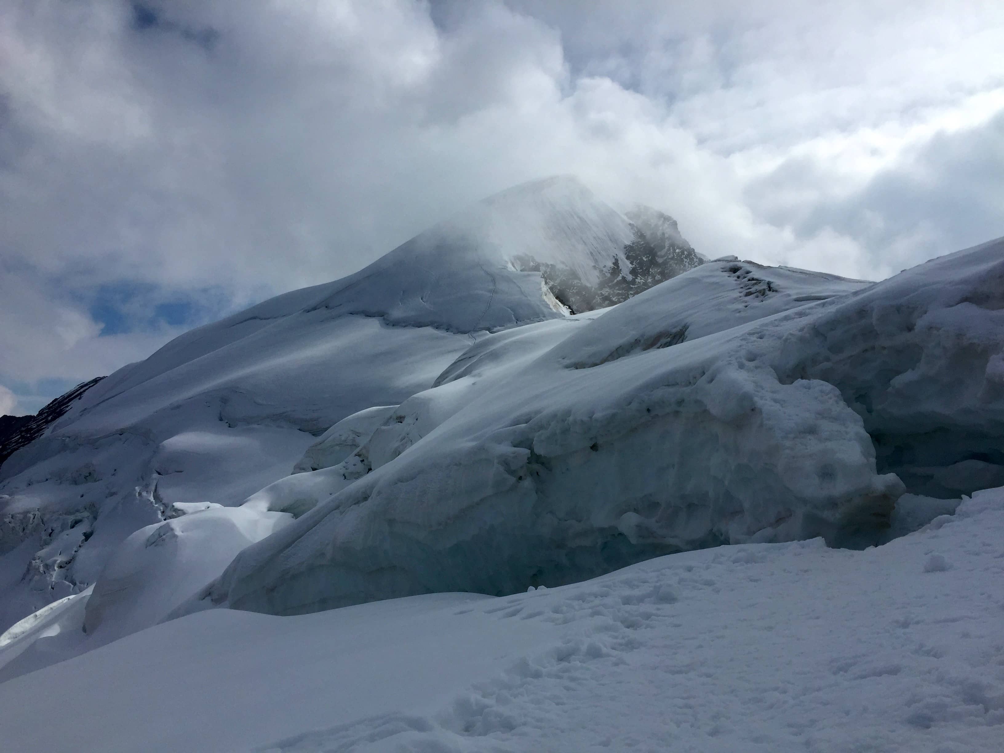 Blick zurück. Im Vordergrund die Spalte, die im Abstieg übersprungen und im Aufstieg umgangen werden muss.