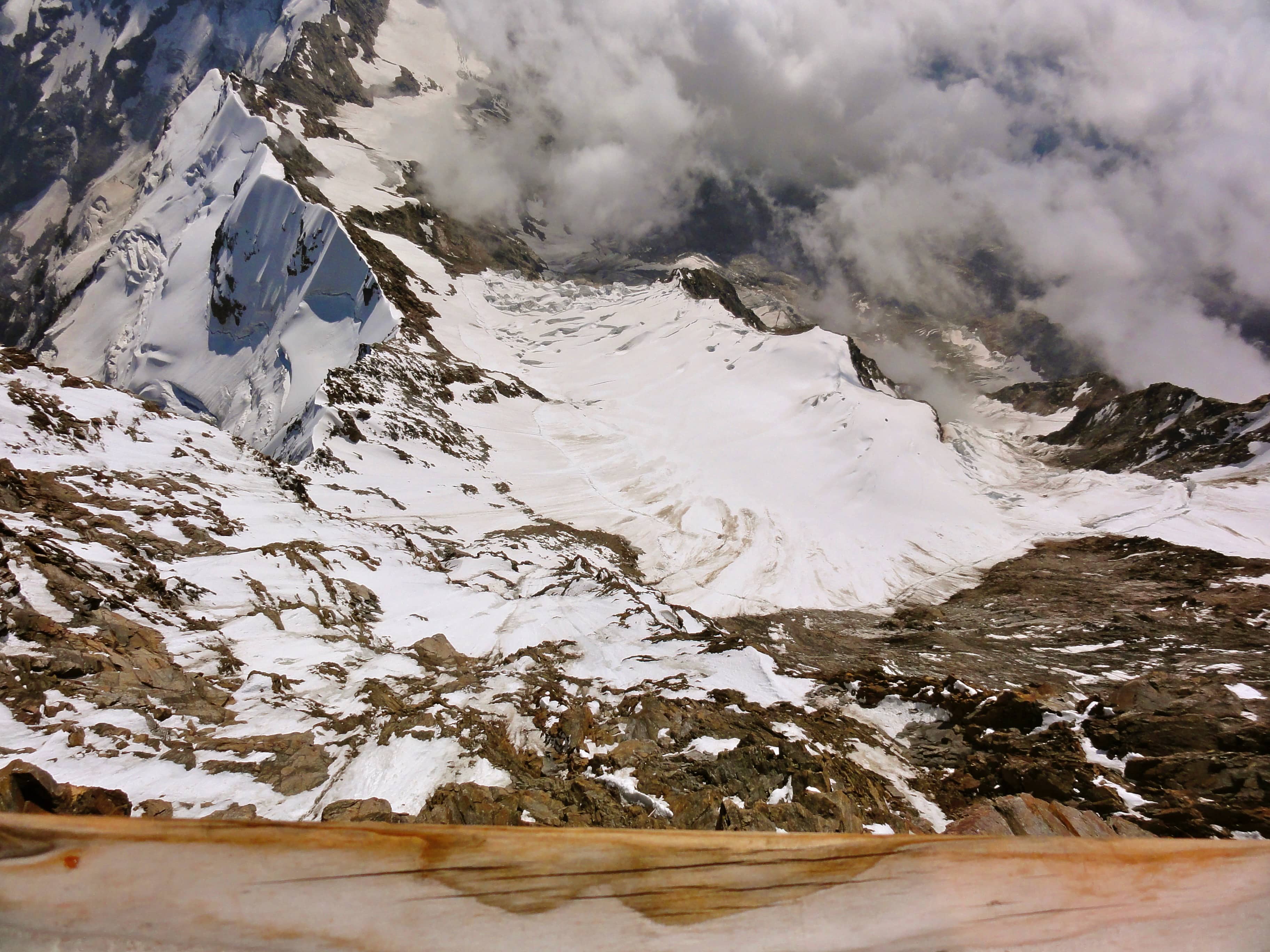 Was für ein Tiefblick! Standort Balkon der Capanna Regina Margherita