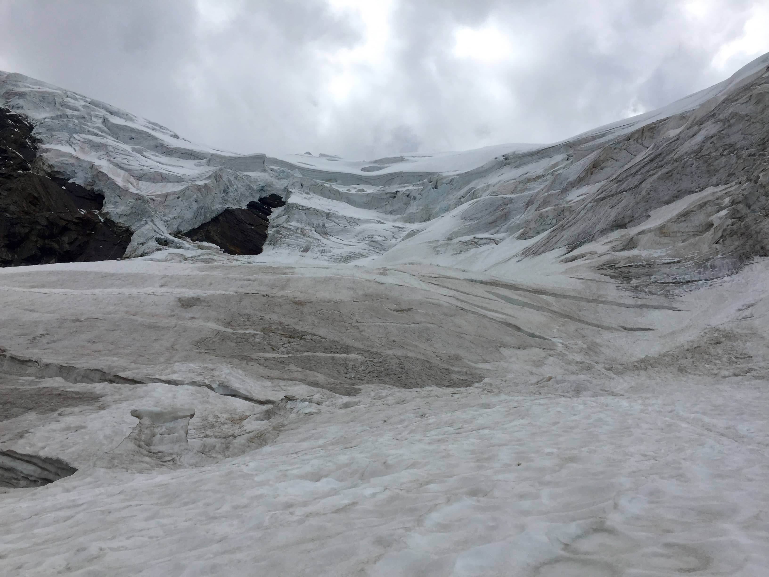 Blick zurück. Hier besser nicht zu lange stehen bleiben. Die Eisschlaggefahr ist beträchtlich.