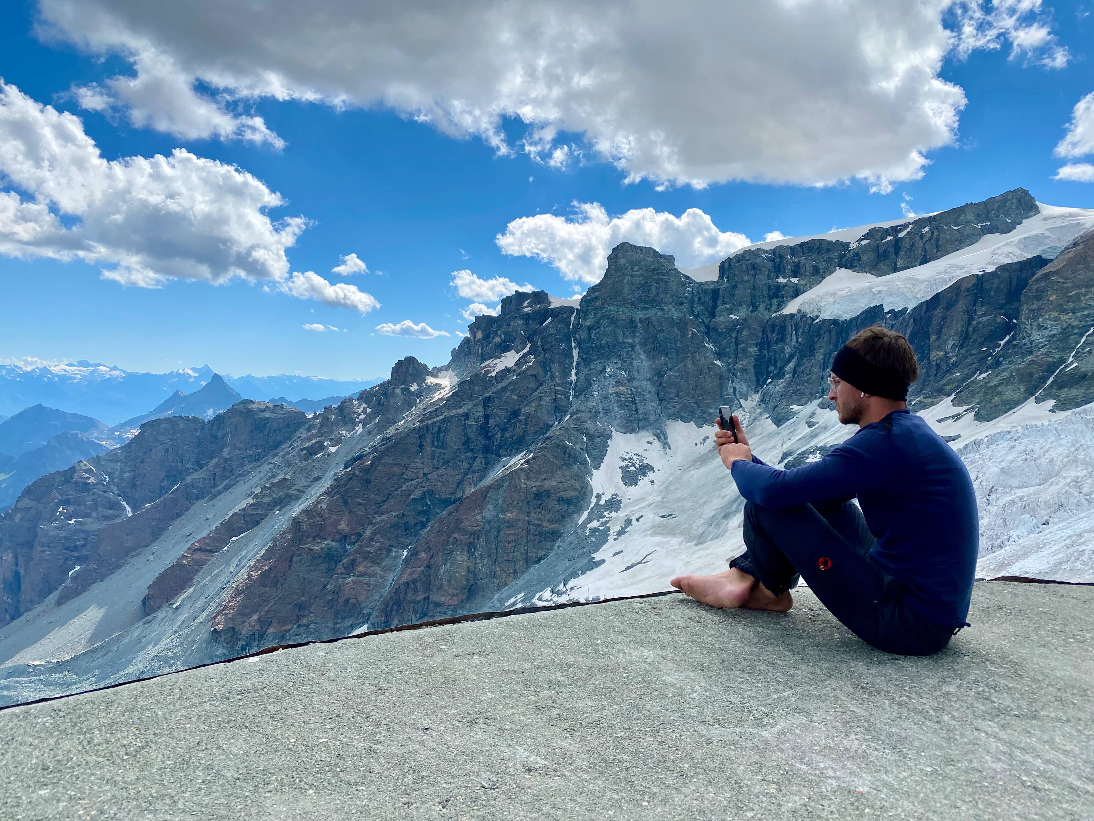 Zeit vertreiben auf der Terrasse des Rifugio Guide d'Ayas