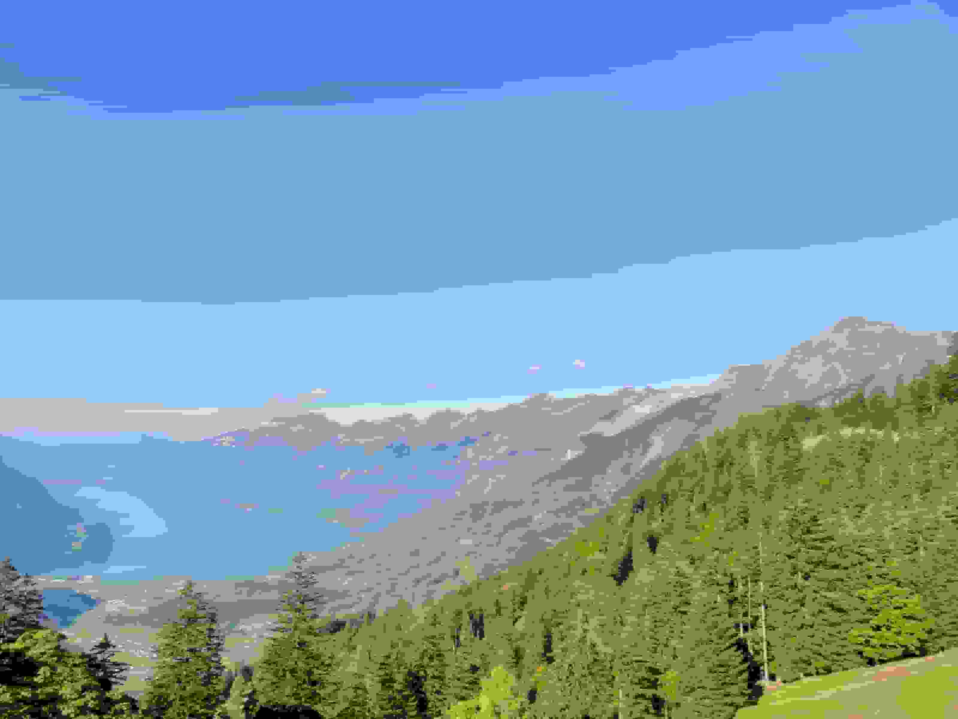 Brienzer Rothorn (rechts im Bild) mit Brienzersee und Brienzergrat - vom Brünigpass aus gesehen