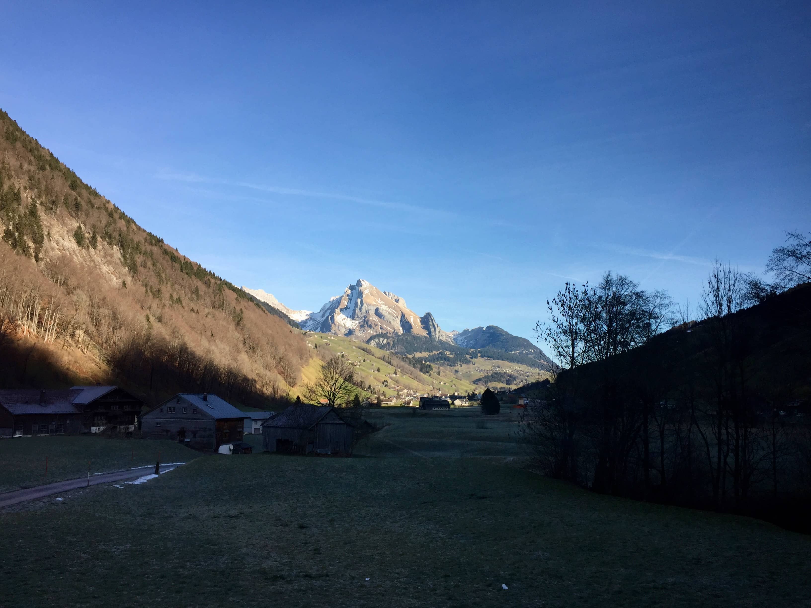 Blick zurück aus dem Postauto.