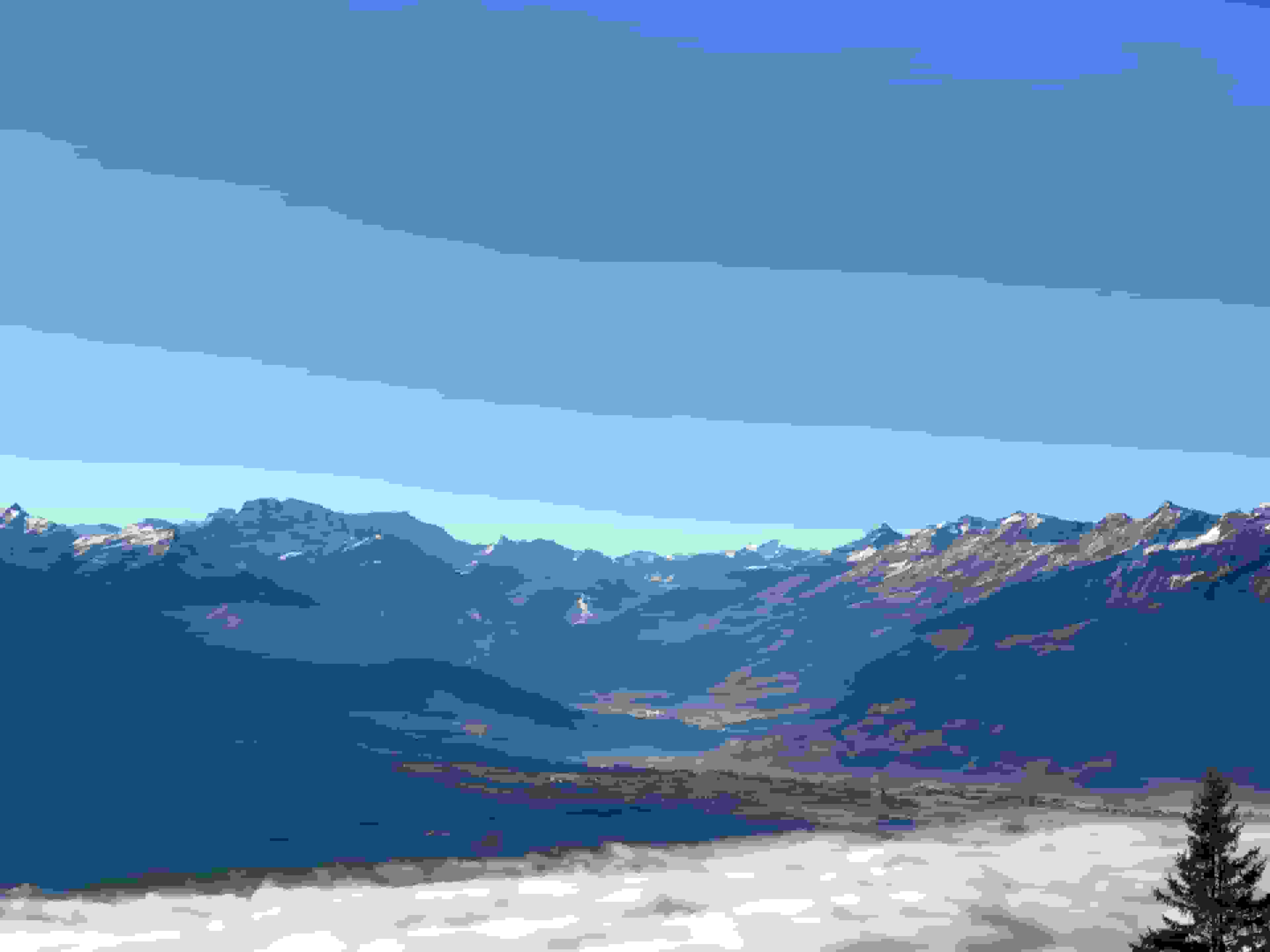 Blick über den Thunersee ins Frutigland. Adelboden vermeldet wohl „pulver gut“