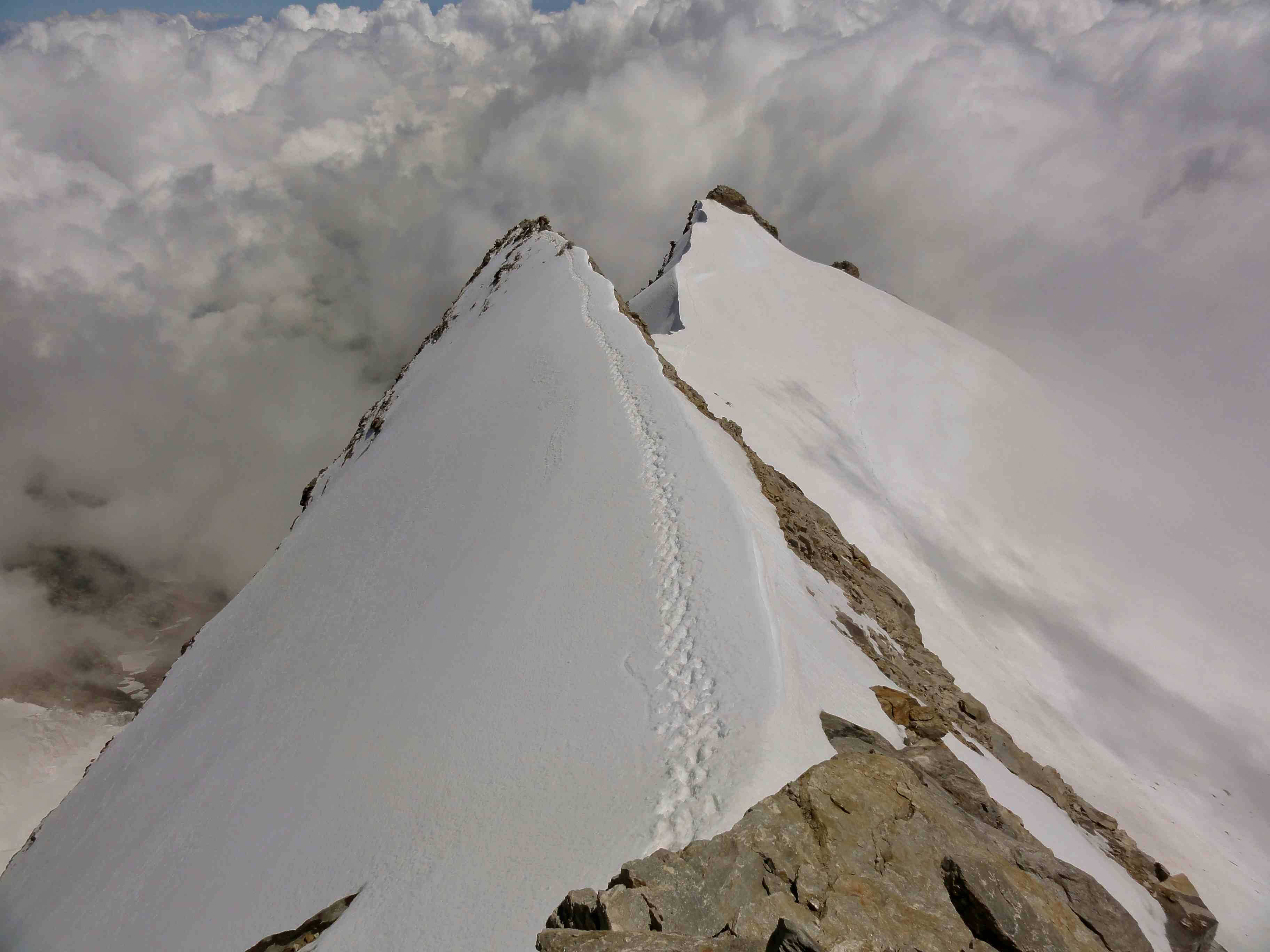 Blick vom Grat runter zum Giordanispitz – noch trennt uns eine Steilstufe (Abseilstelle vorhanden) vom Gipfel. Links gehts jäh runter in die Monte Rosa-Ostflanke