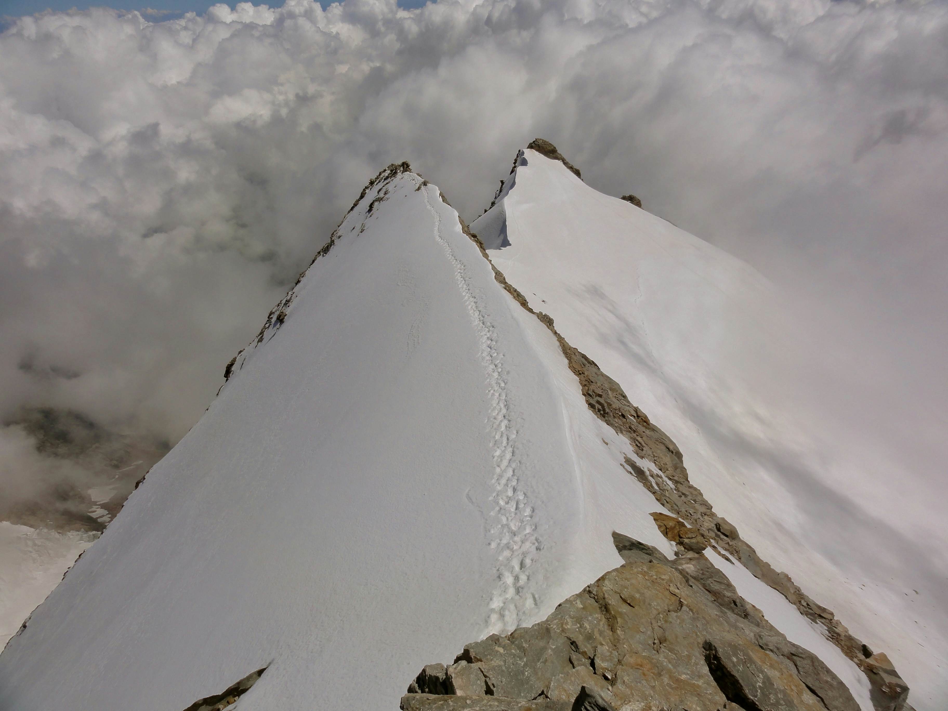 Blick vom Grat runter zum Giordanispitz – noch trennt uns eine Steilstufe (Abseilstelle vorhanden) vom Gipfel. Links gehts jäh runter in die Monte Rosa-Ostflanke