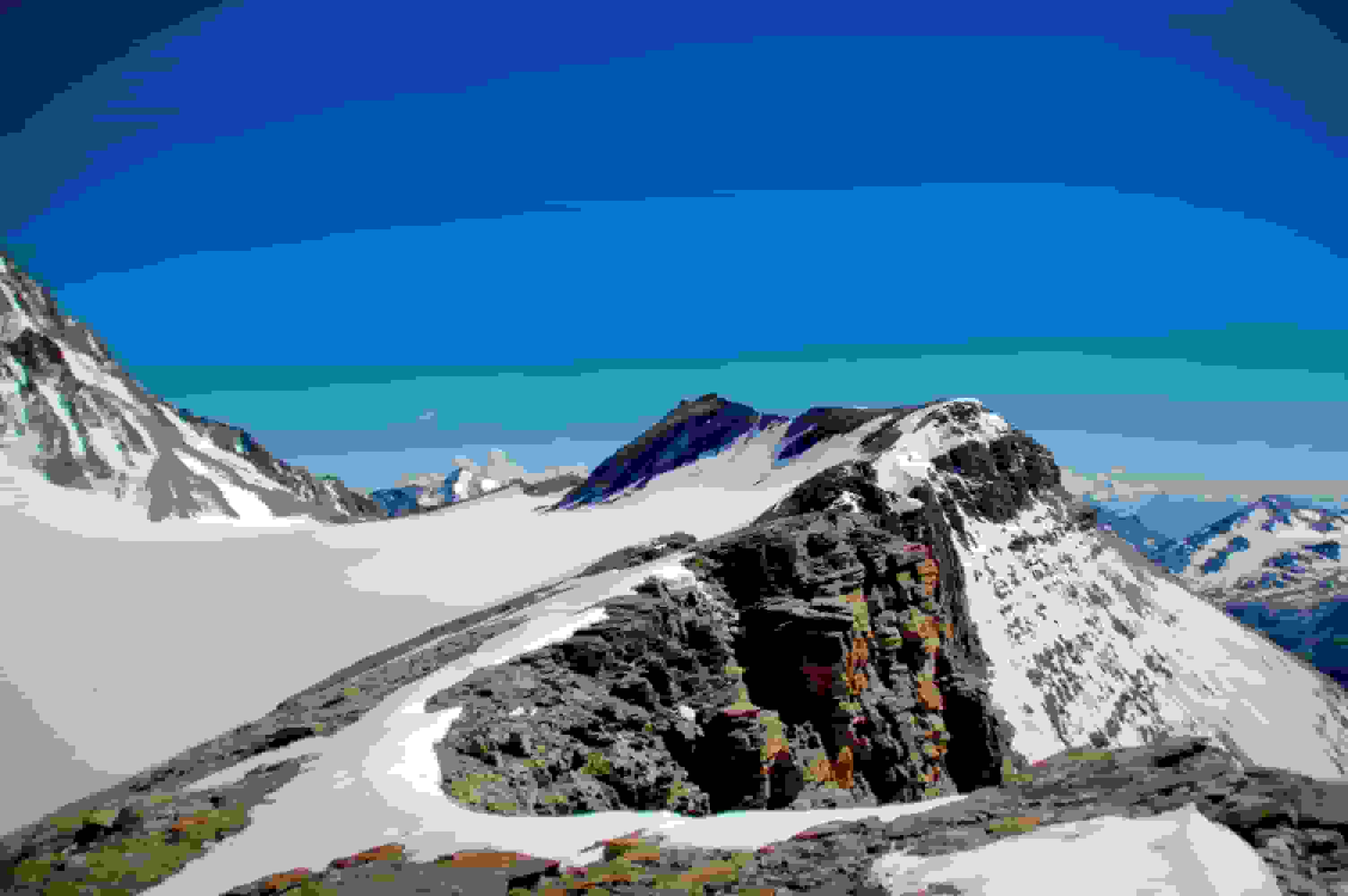 Schon etwa die Hälfte geschafft. Hinten der höchste Punkt des Grats und der Sattel