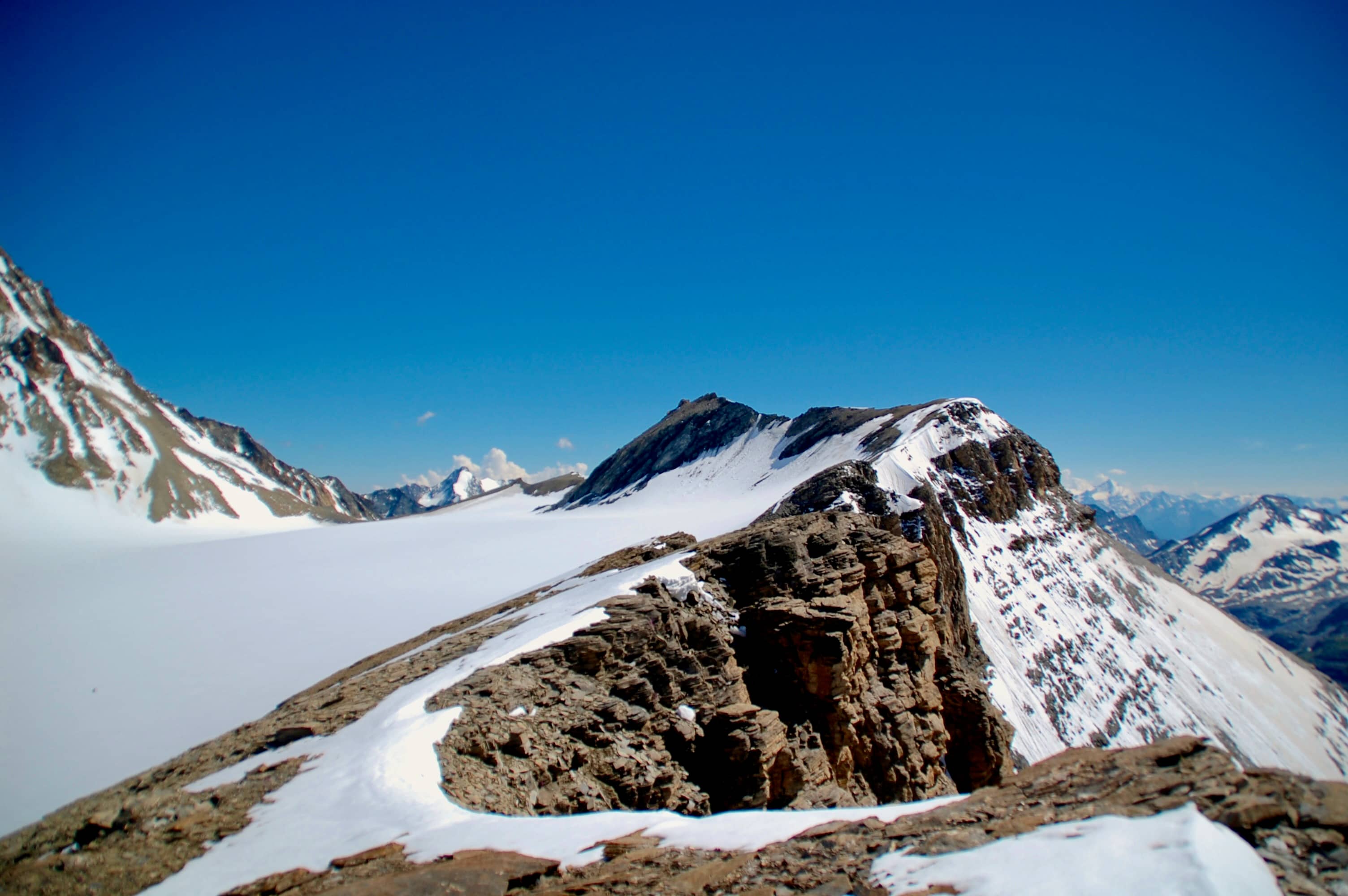 Schon etwa die Hälfte geschafft. Hinten der höchste Punkt des Grats und der Sattel