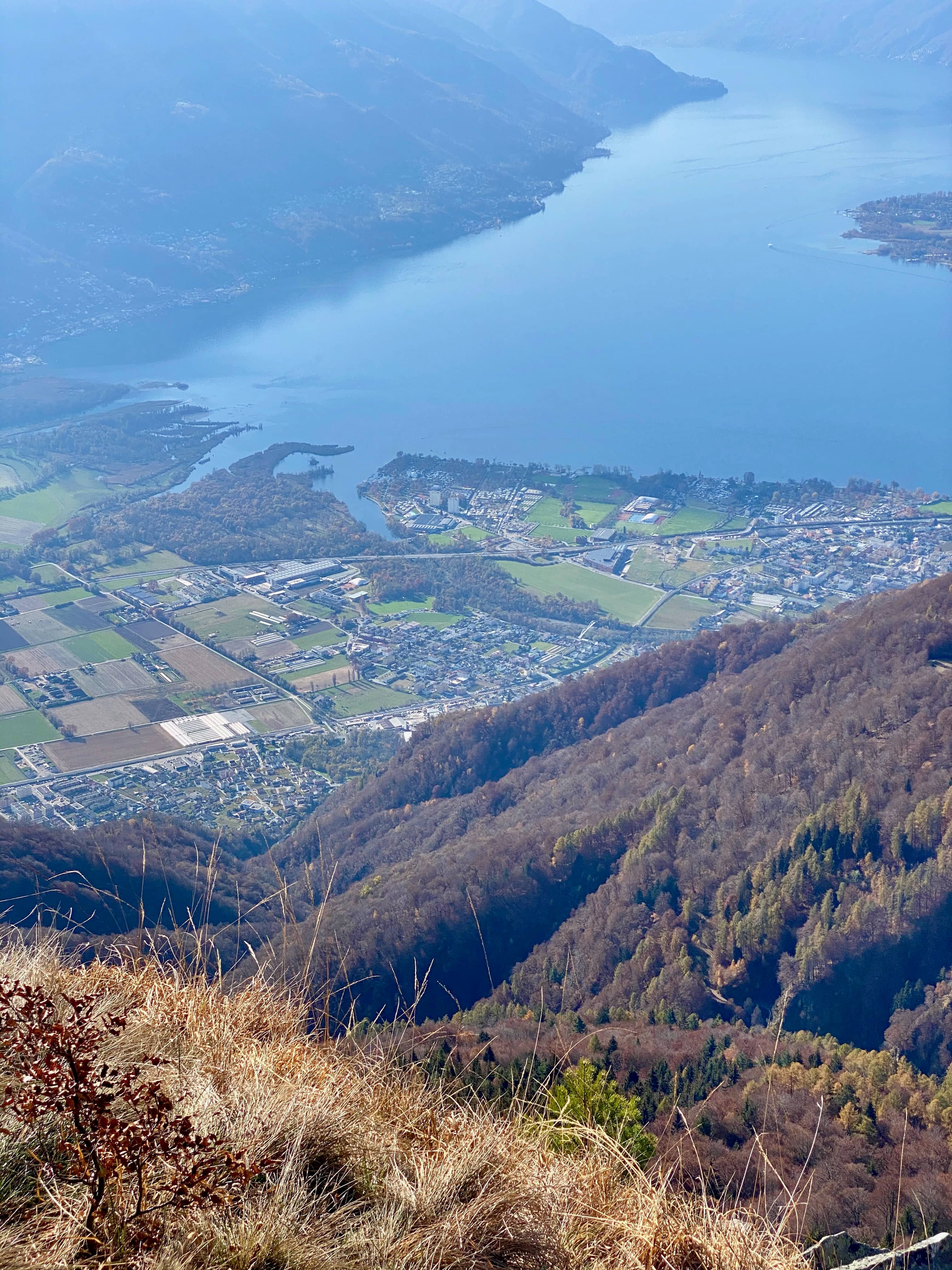 Tiefblicke vom Sassariente zum Lago Maggiore