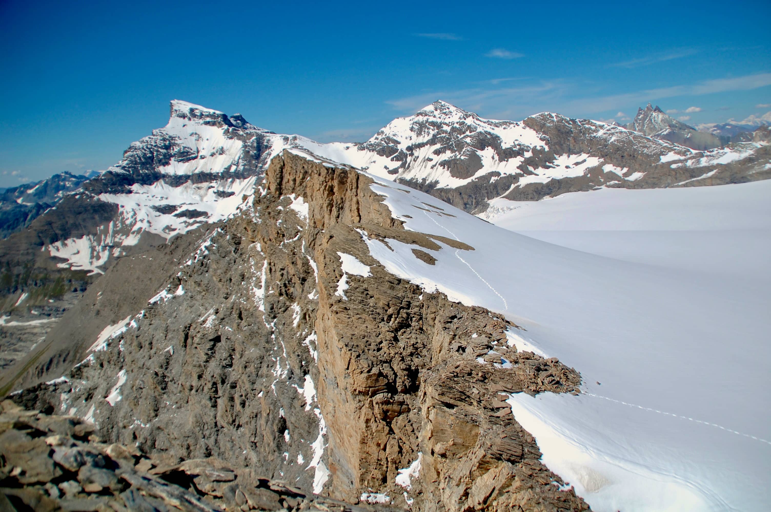 Westseitig geht es steil hinunter