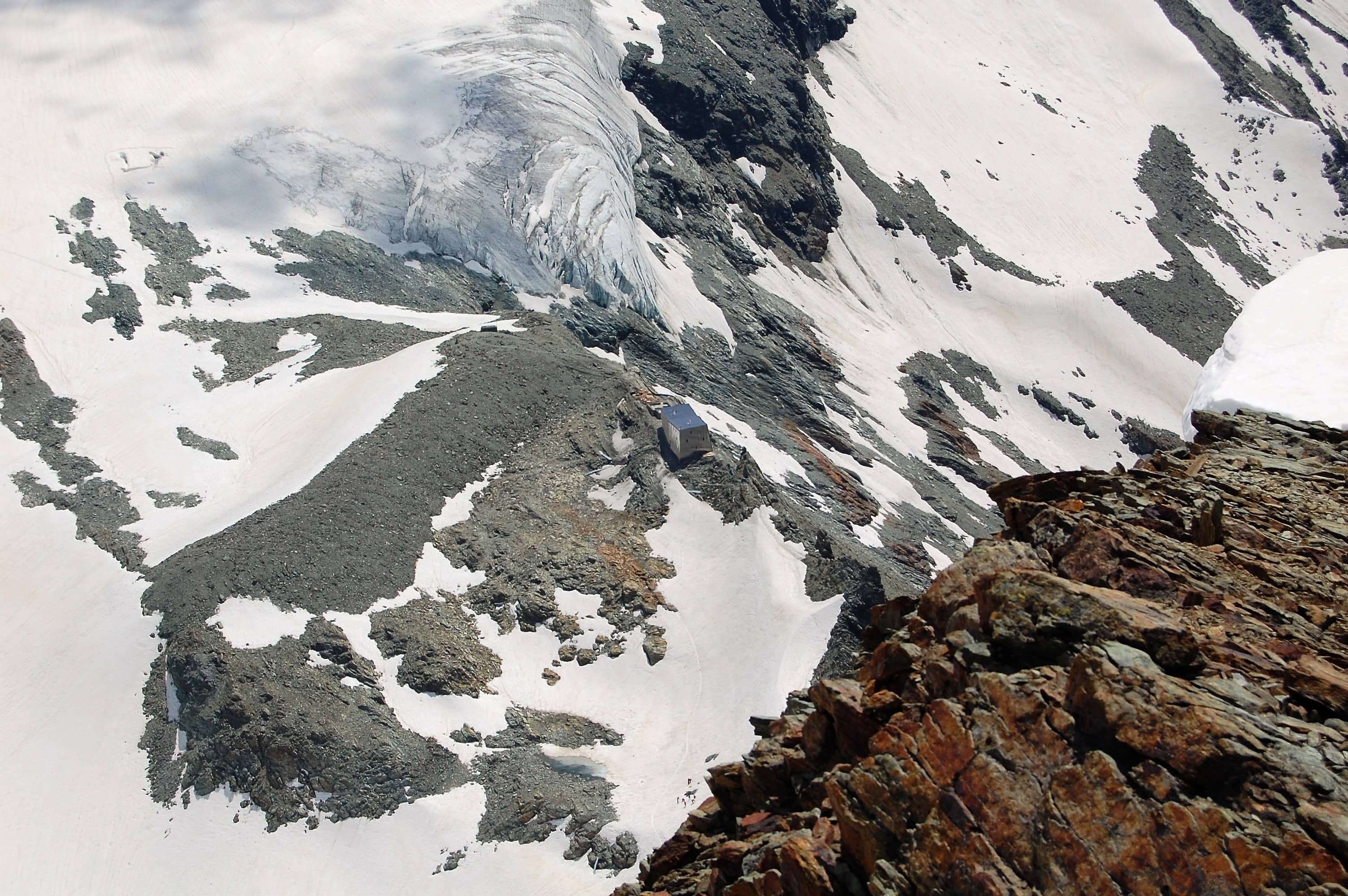 Tiefblick vom Diablon des Dames zur neuen Cabane de Tracuit