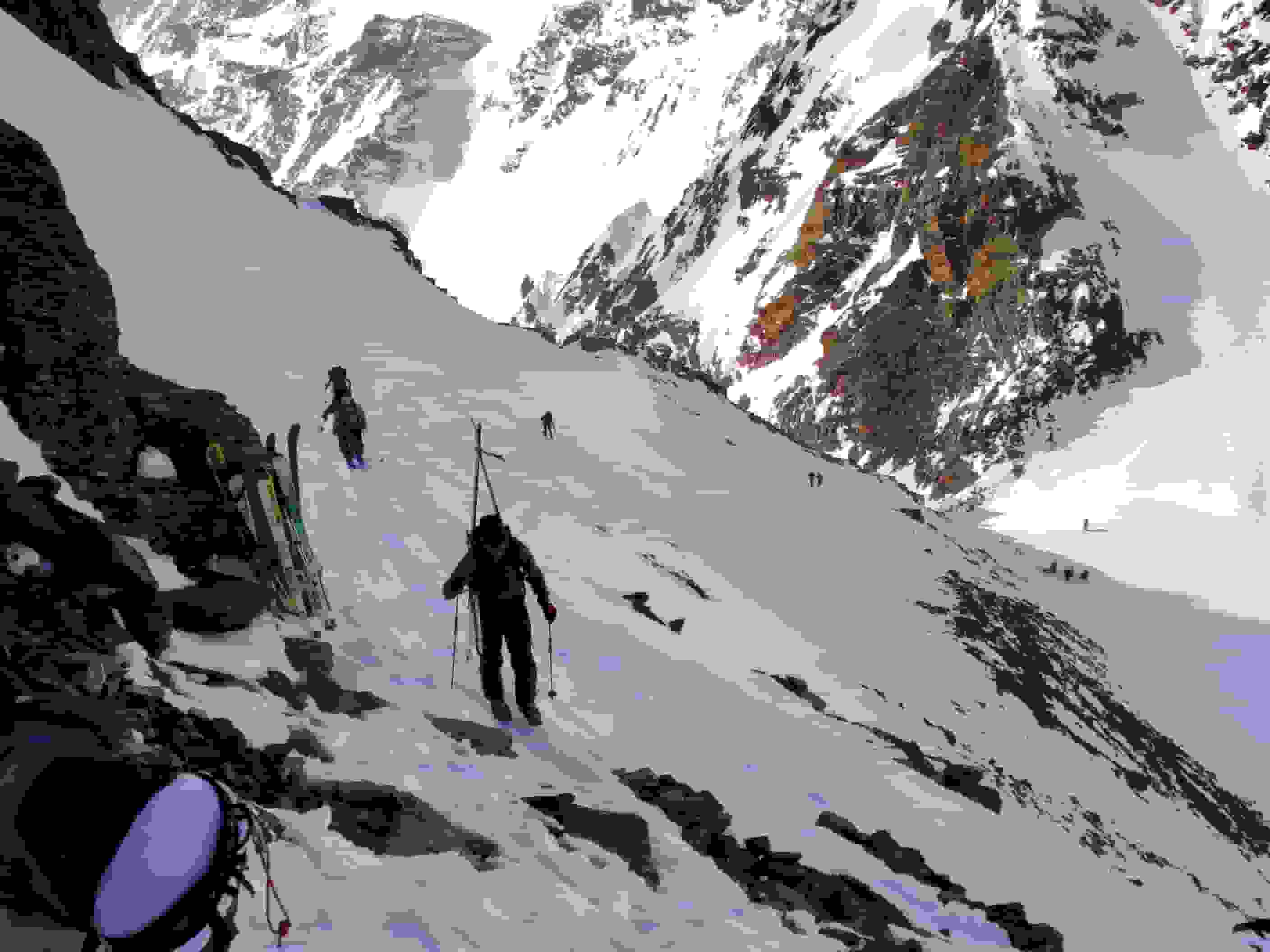 Skidepot oberhalb der Buinlücke. Bis hier kann mit den Ski aufgestiegen werden.