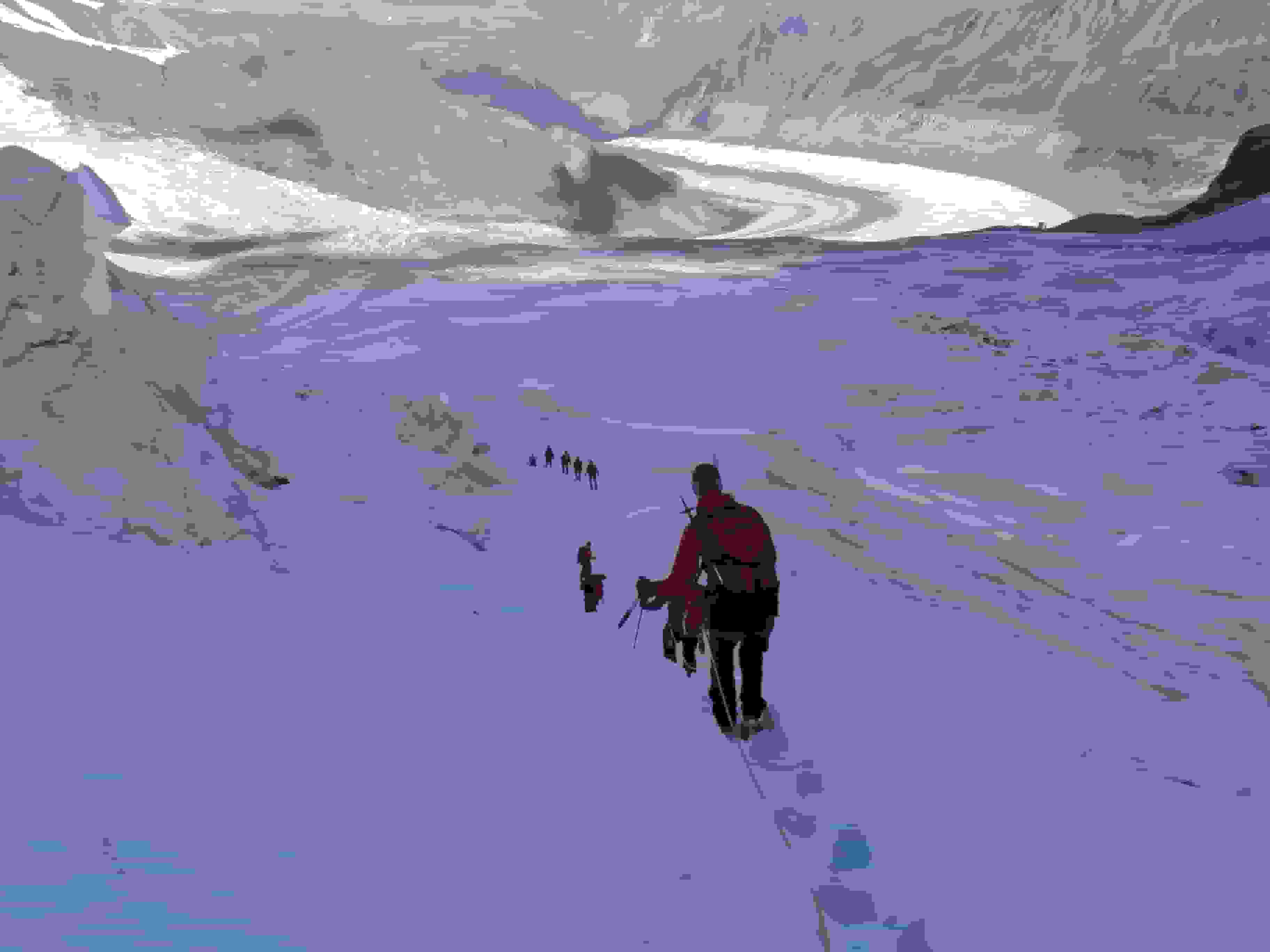 Abstieg durch den zerklüfteten Grenzgletscher