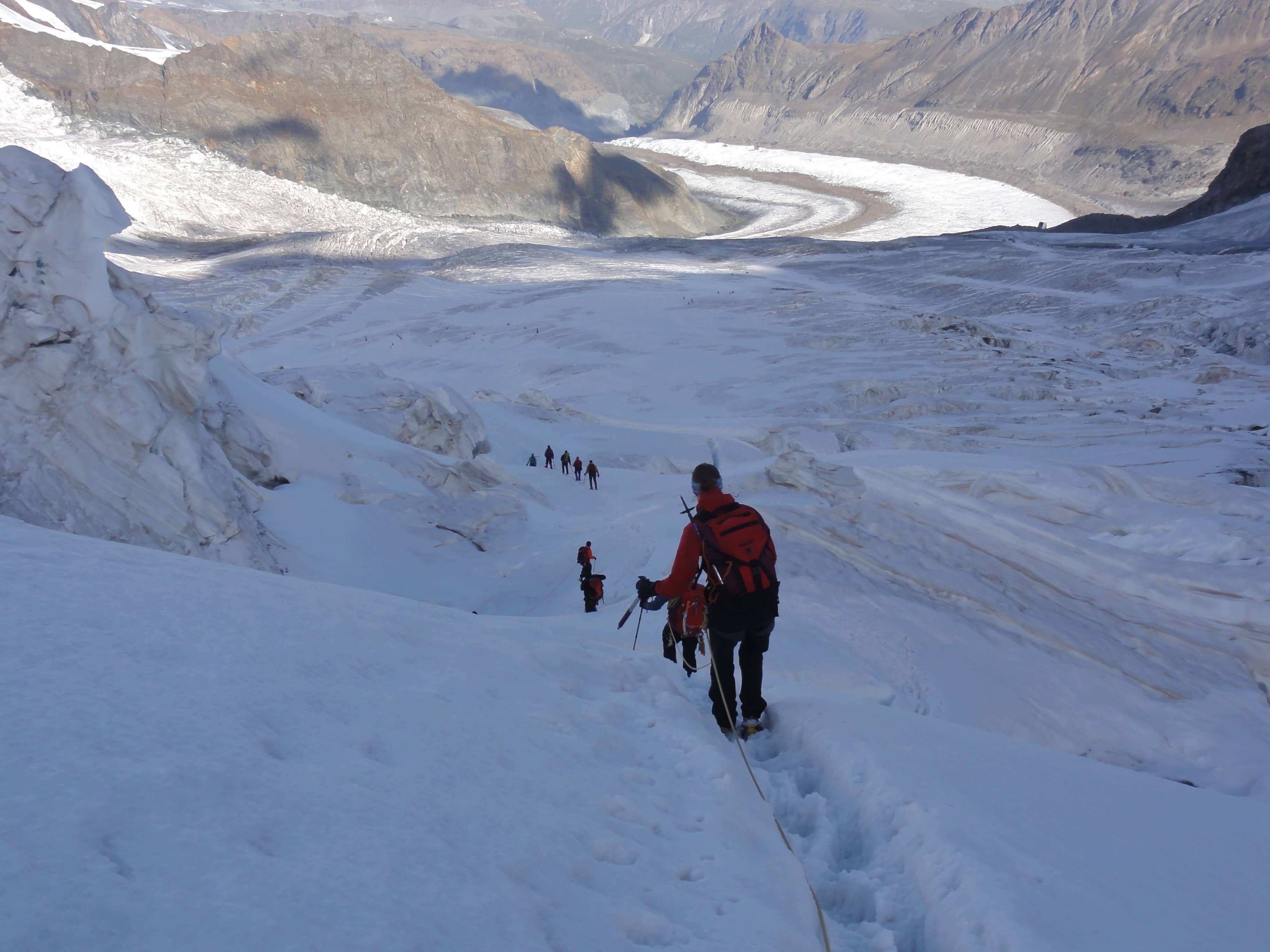 Abstieg durch den zerklüfteten Grenzgletscher