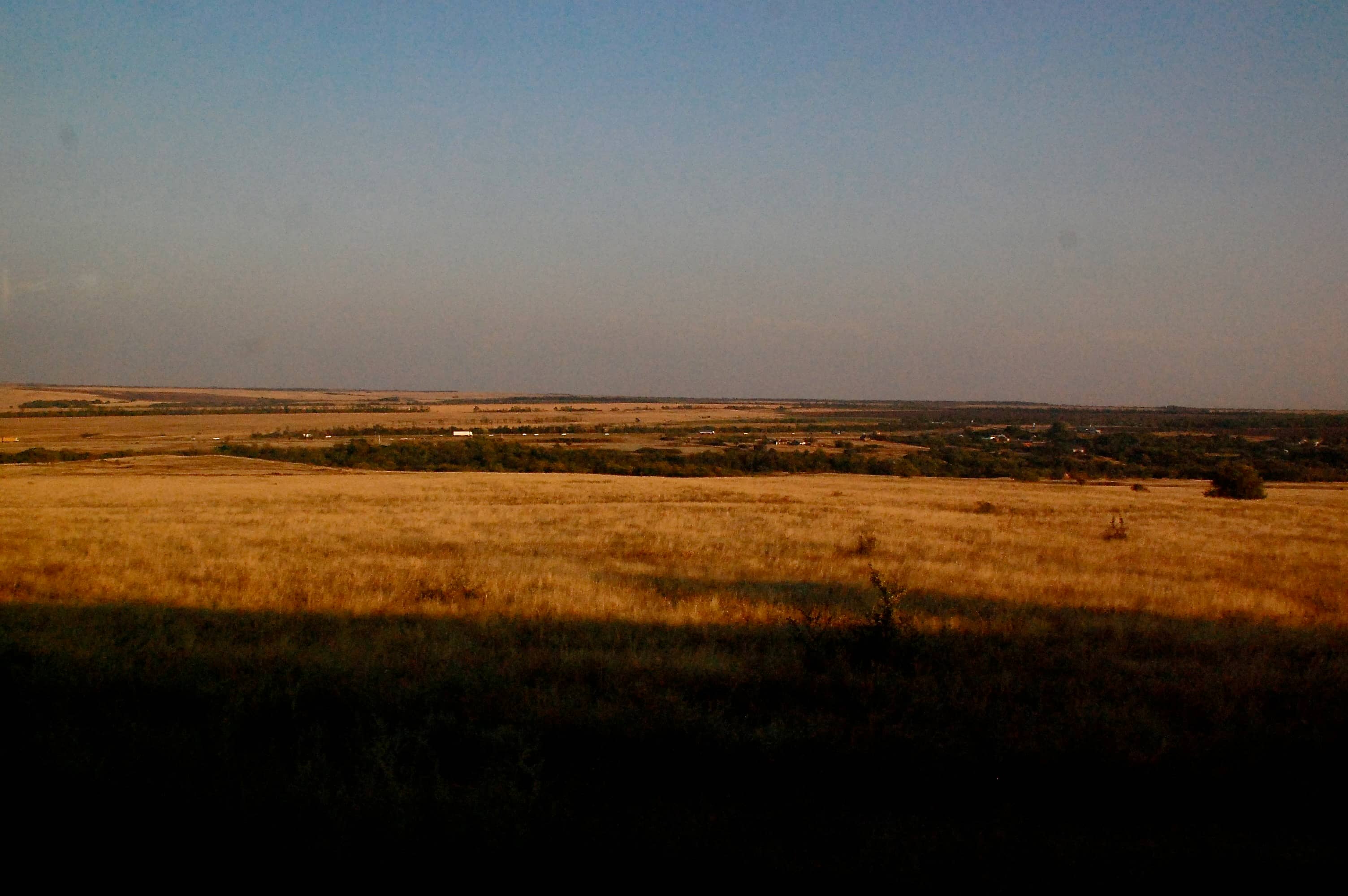 Anreise mit dem Zug von Moskau nach Kislovodsk. Typisches Landschaftsbild in Westrussland