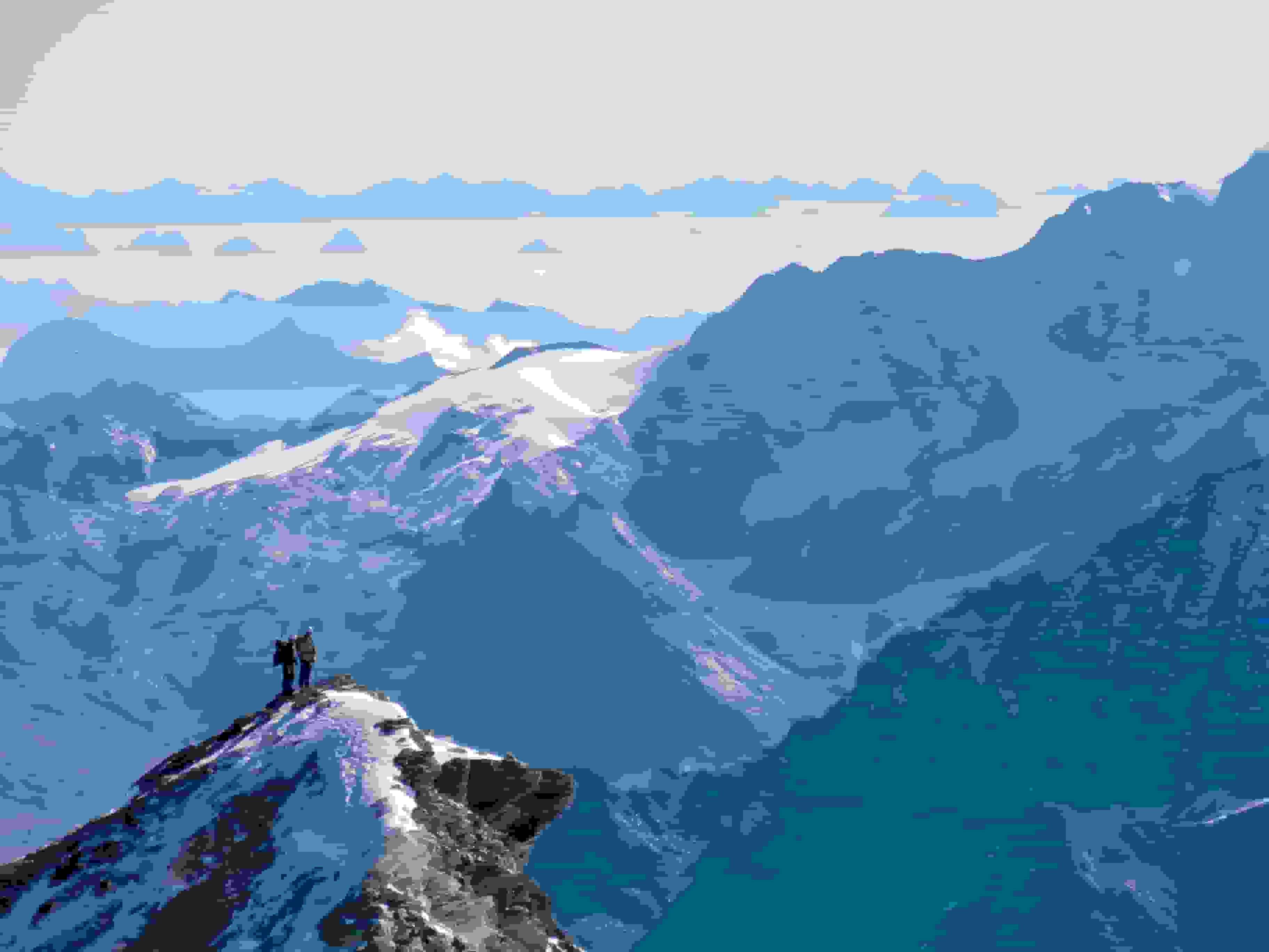 Bergsteiger auf dem Ostgipfel des Bishorns