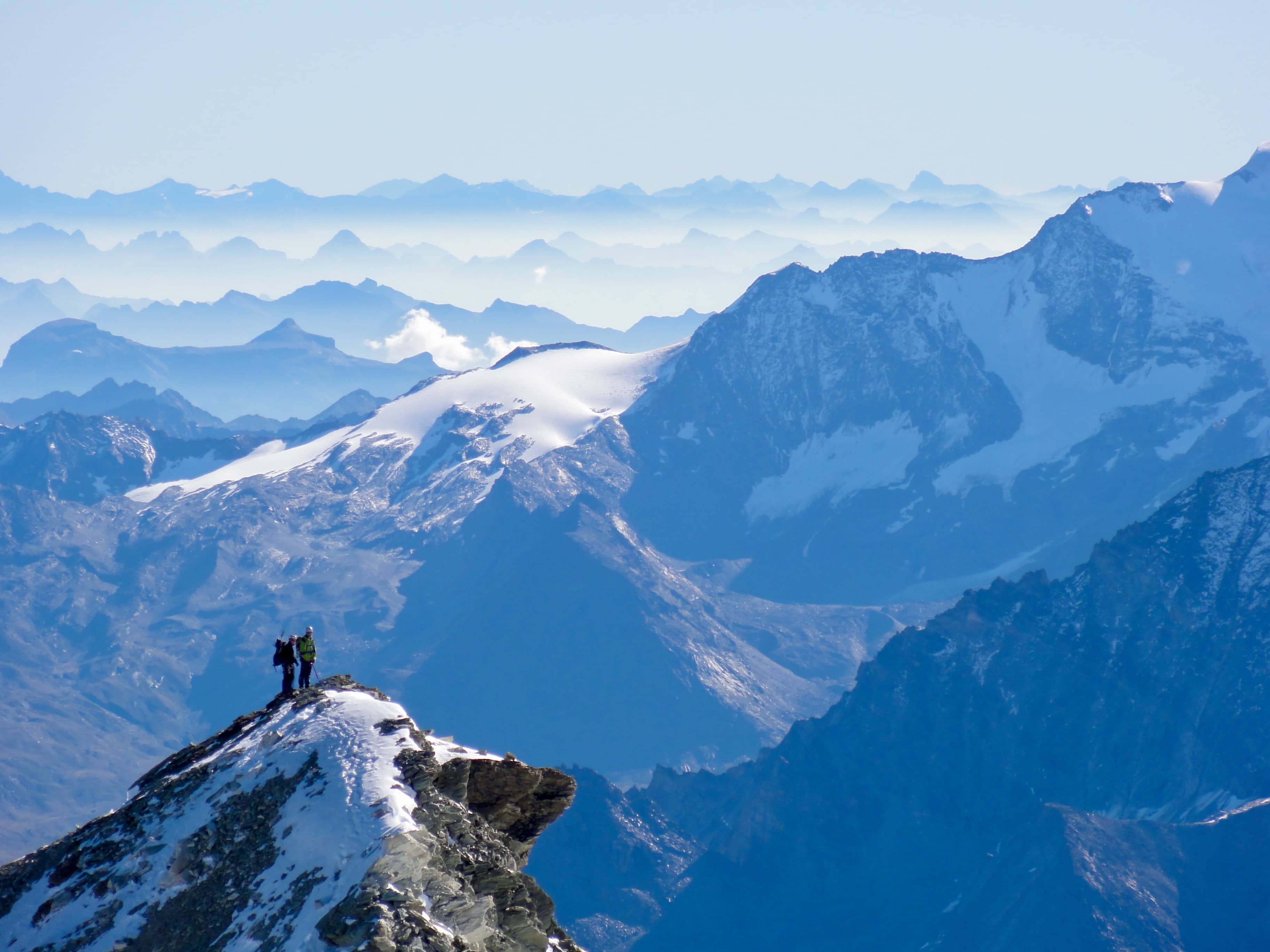 Bergsteiger auf dem Ostgipfel des Bishorns