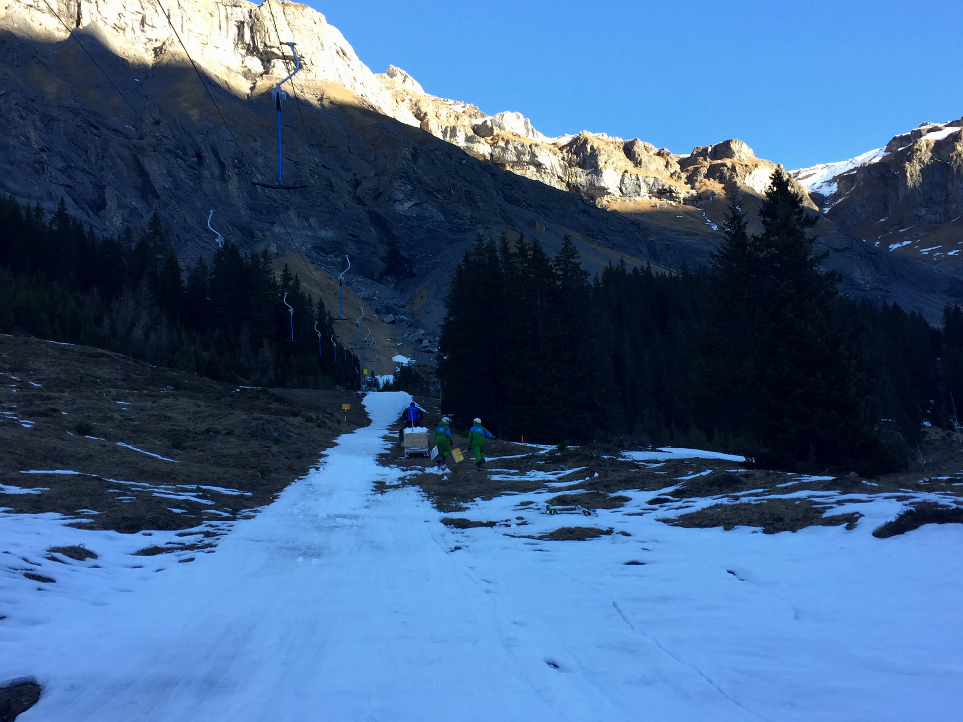 Da muss manuell nachgeholfen werden: Wenig Schnee im Skigebiet