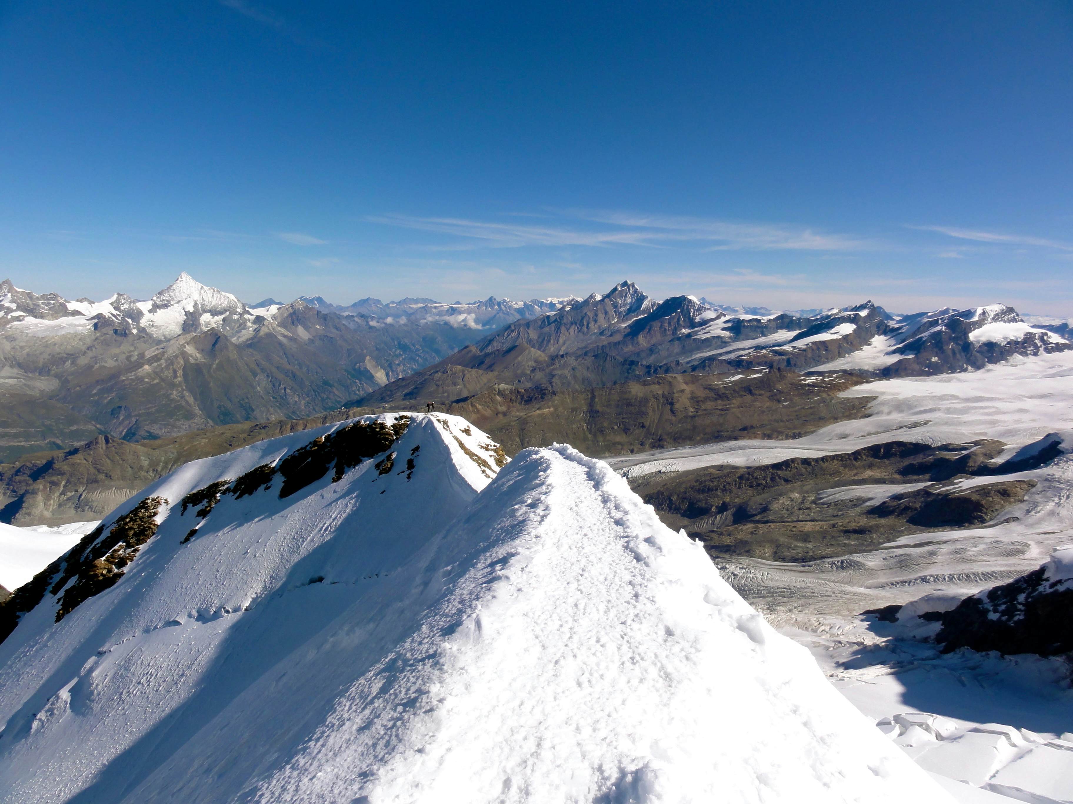 Rückblick auf den Gipfelgrat des Castor. Dahinter die Walliser 4000er