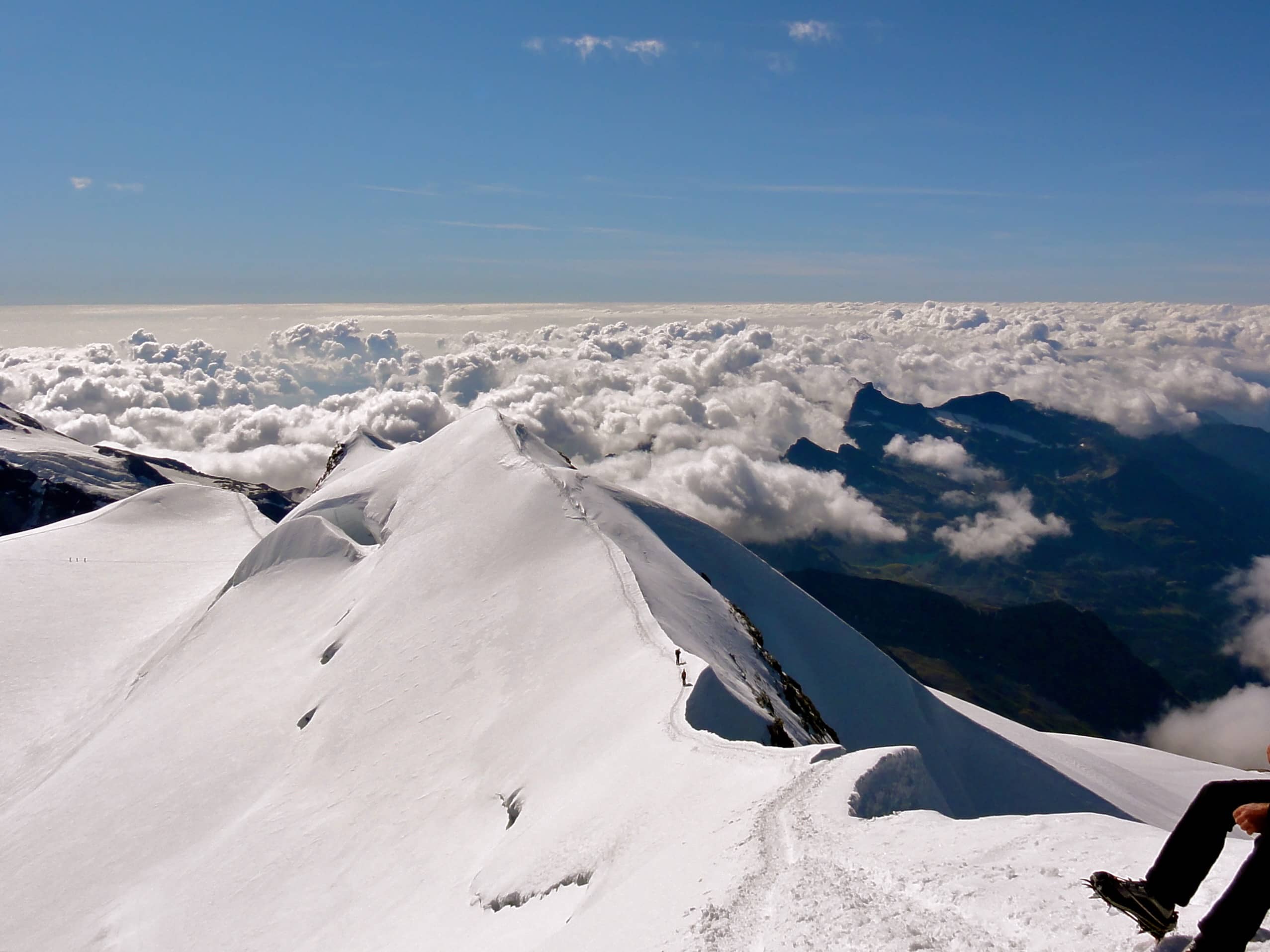 Der schöne Grat vom Castor runter zum Felikjoch. Dahinter Italien.