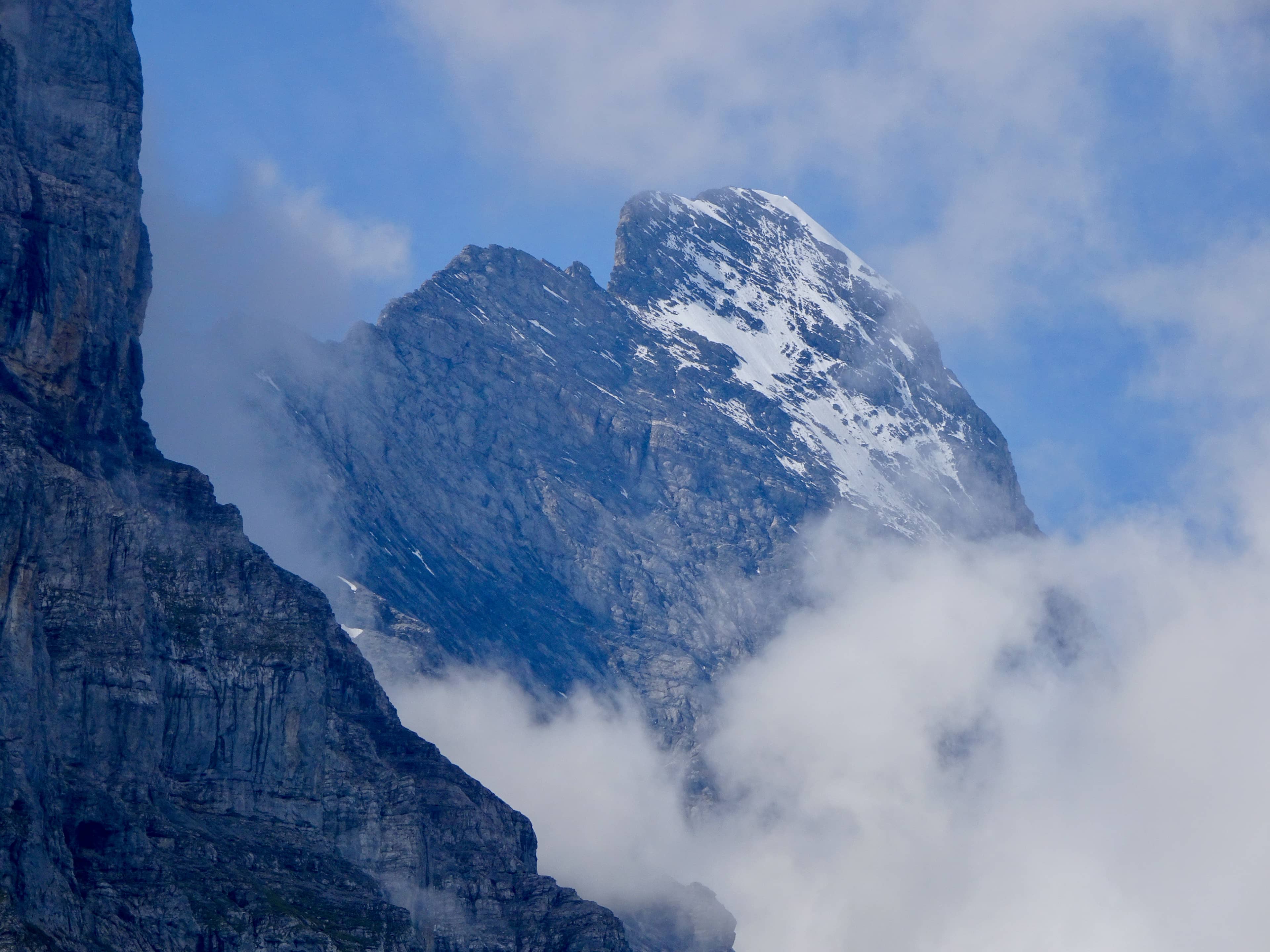 Blicke hoch zum Mittellegigrat am Eiger