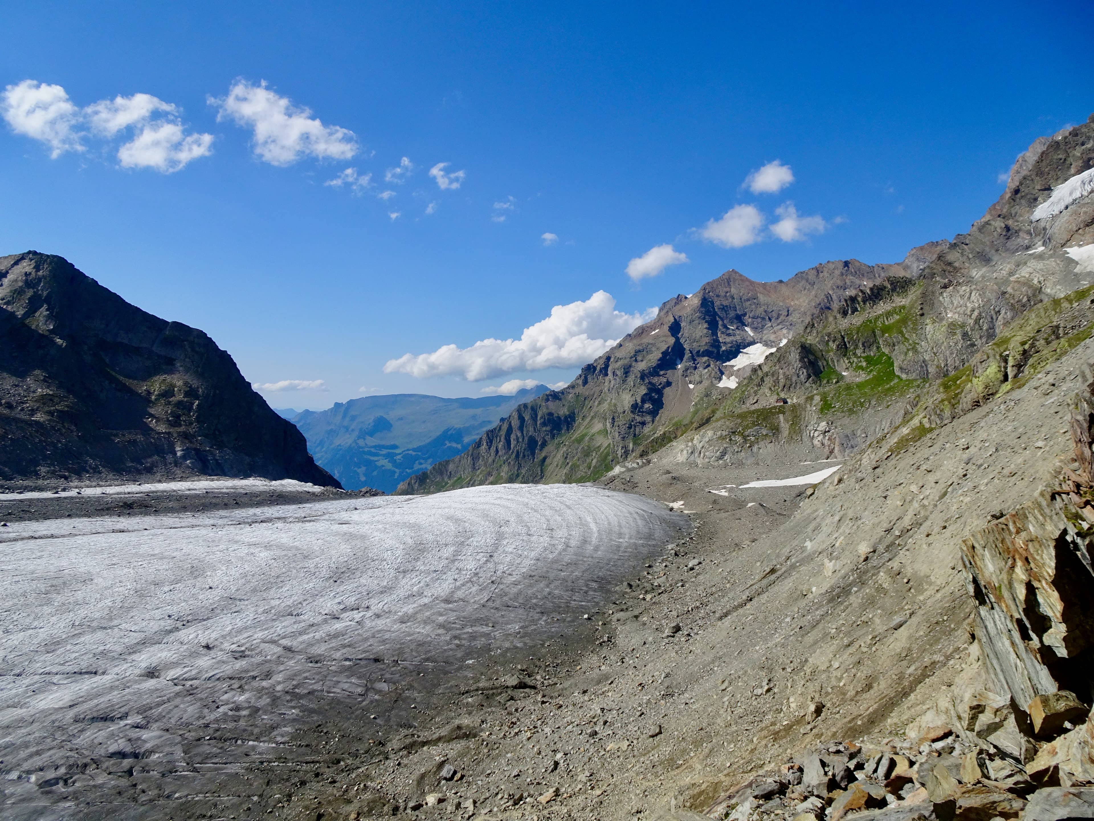 Zurück am Oberen Ischmeer – hinten rechts die Schreckhornhütte