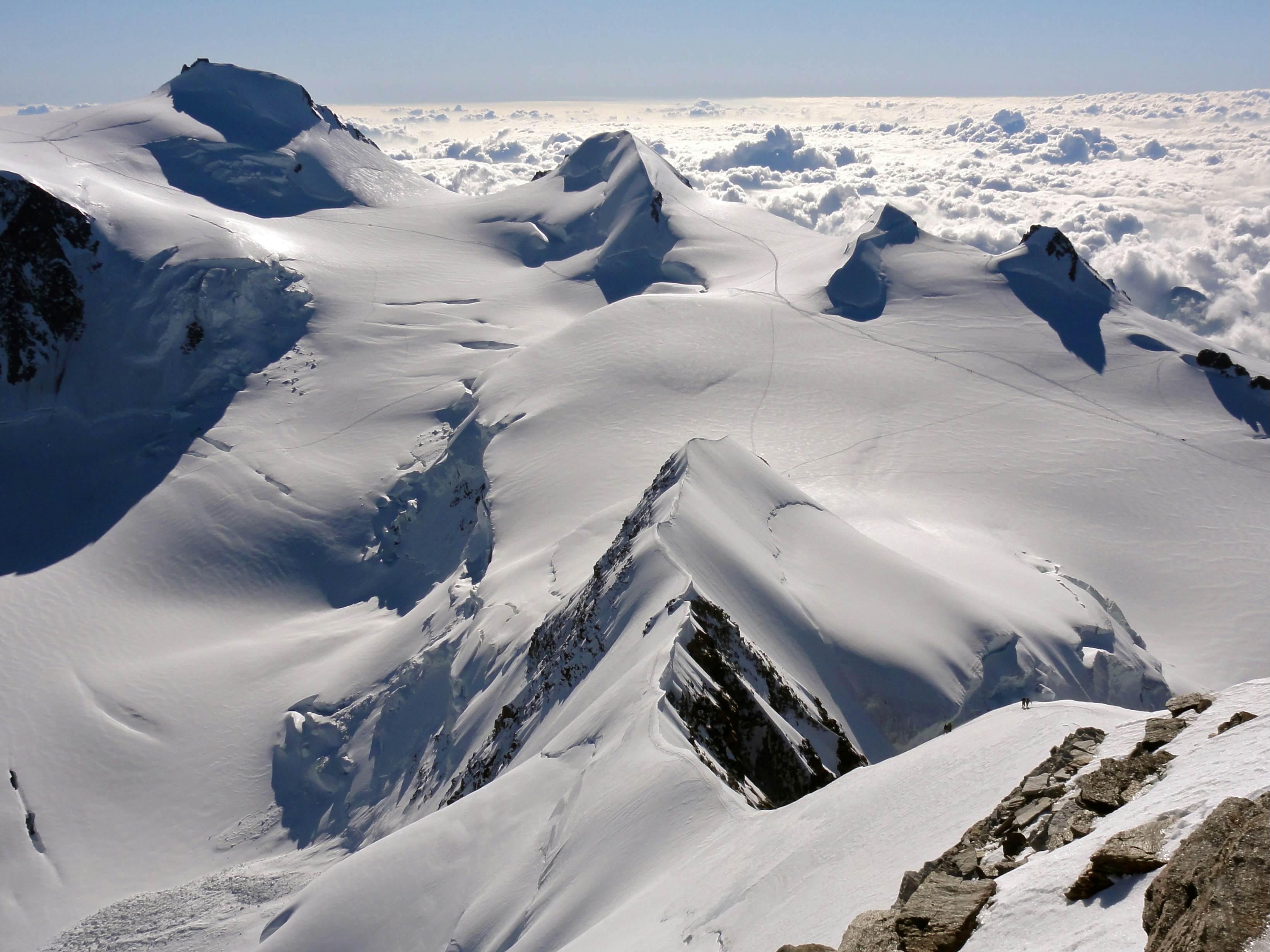 Die klassische Ansicht: Der schnittige Grat zum Liskamm Ostgipfel, dann die zahlreichen Gipfel des Monte Rosa und dahinter die unendliche Po-Ebene