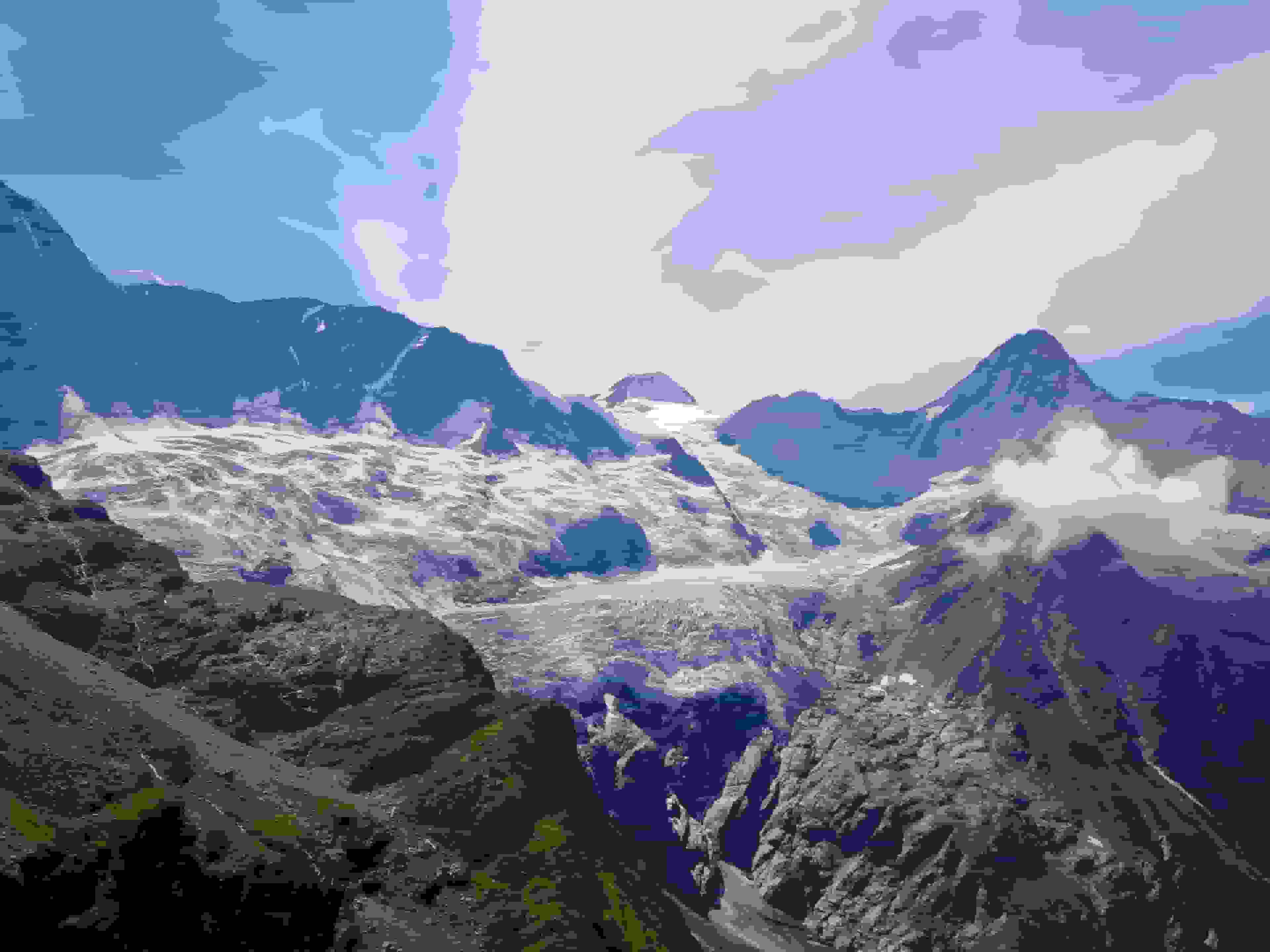 Blick hinüber: Walchergrat, hinten der Mönch, Eiger