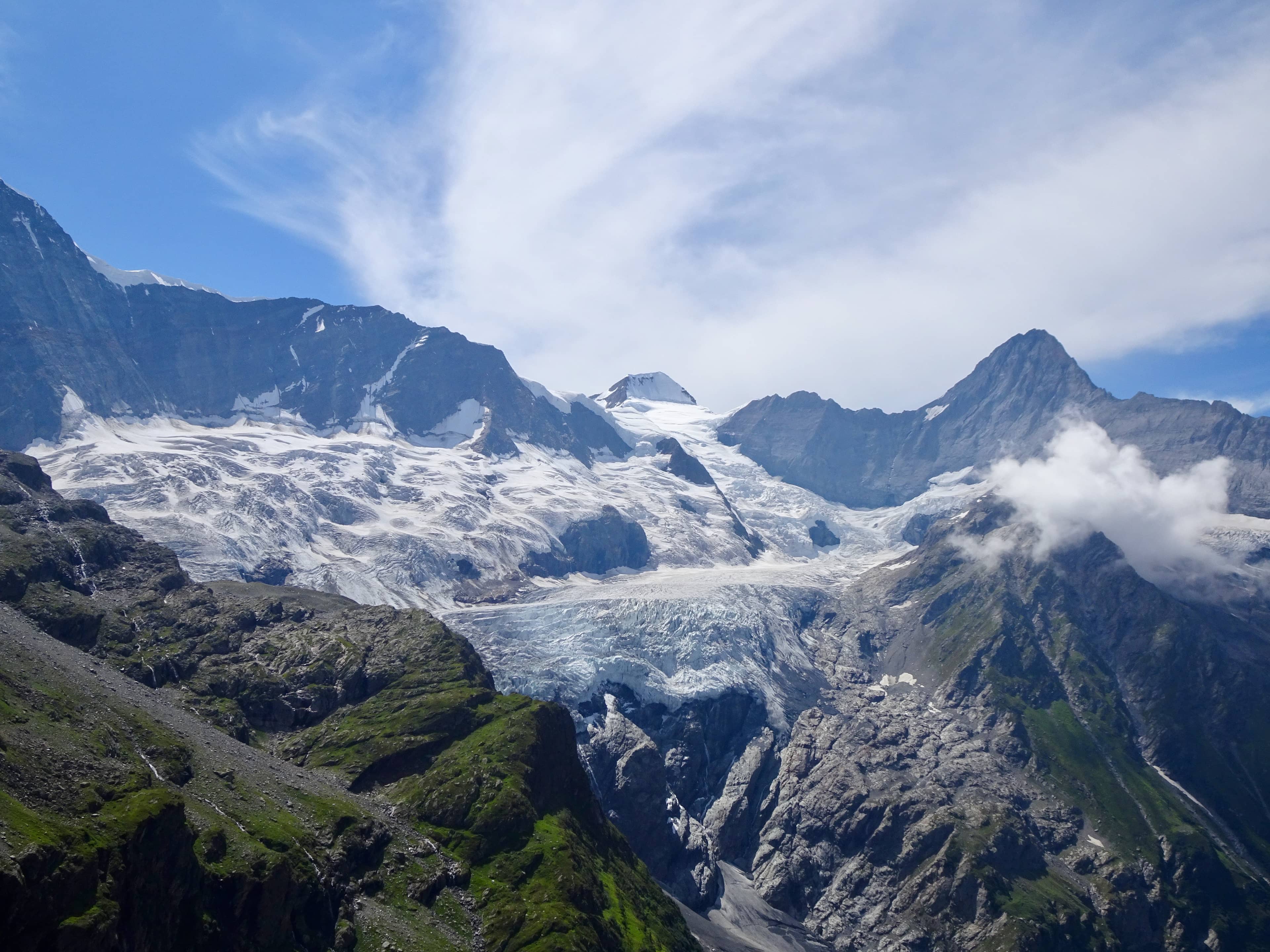 Blick hinüber: Walchergrat, hinten der Mönch, Eiger