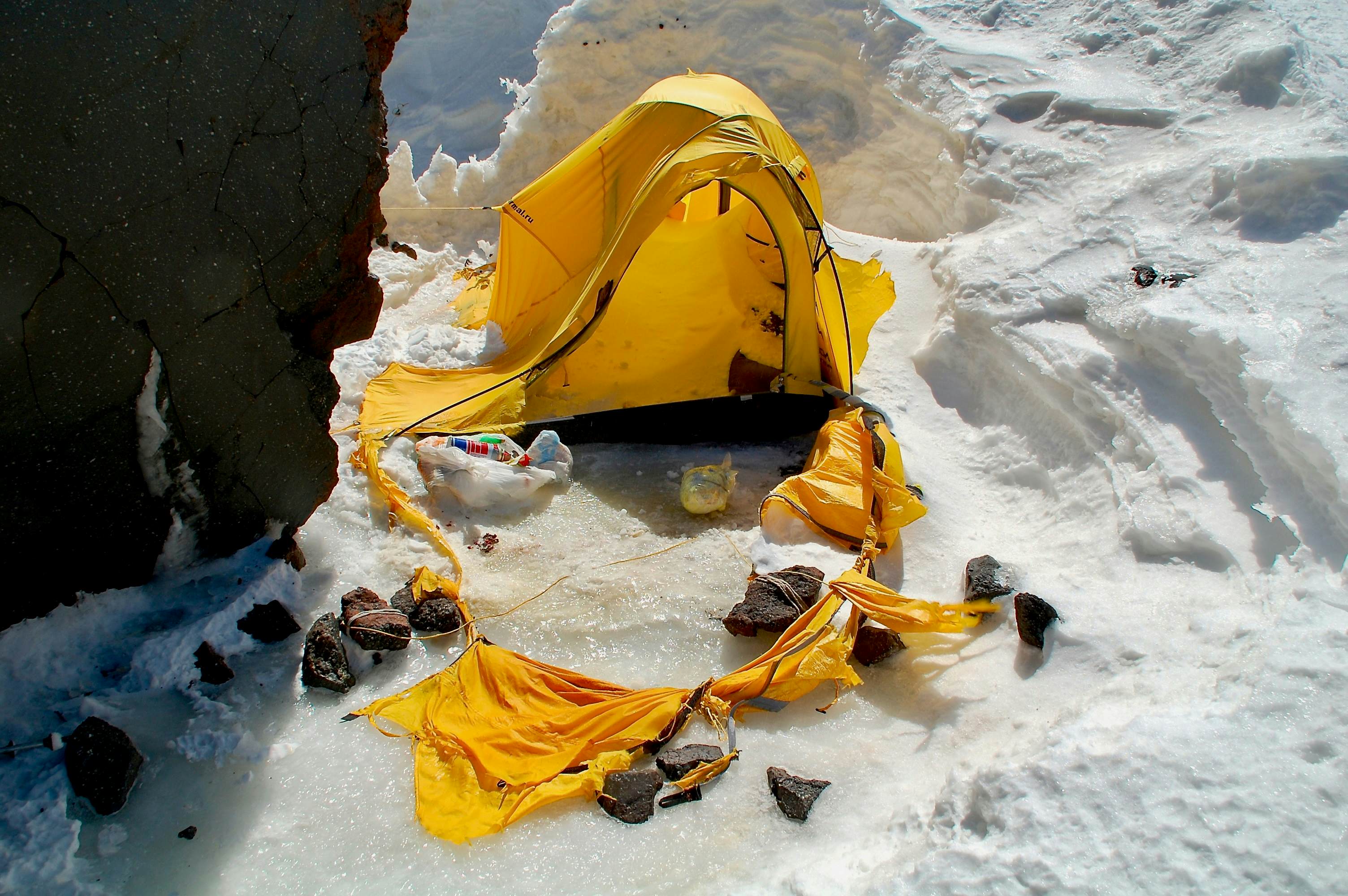 Zerfetztes Zelt an einem der Biwakplätze bei den Lenz Rocks auf ca. 4500m. Hier kann es sehr ungemütlich werden