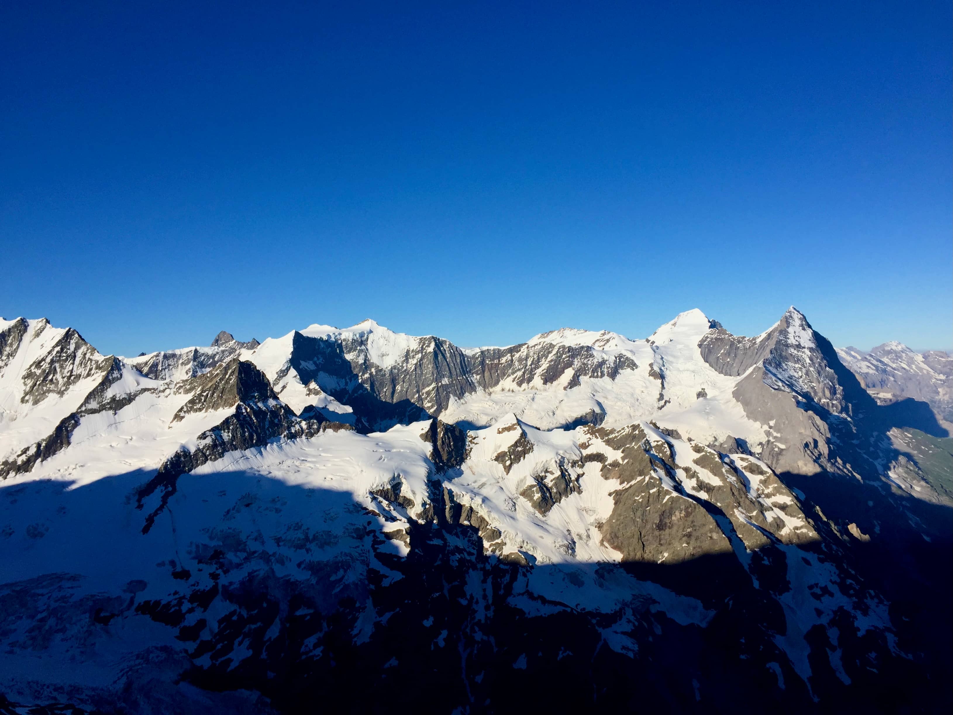 Blick auf die Berner Riesen. Schreckhorn, Gross Grünhorn, Fiescherhörner, Mönch, Eiger