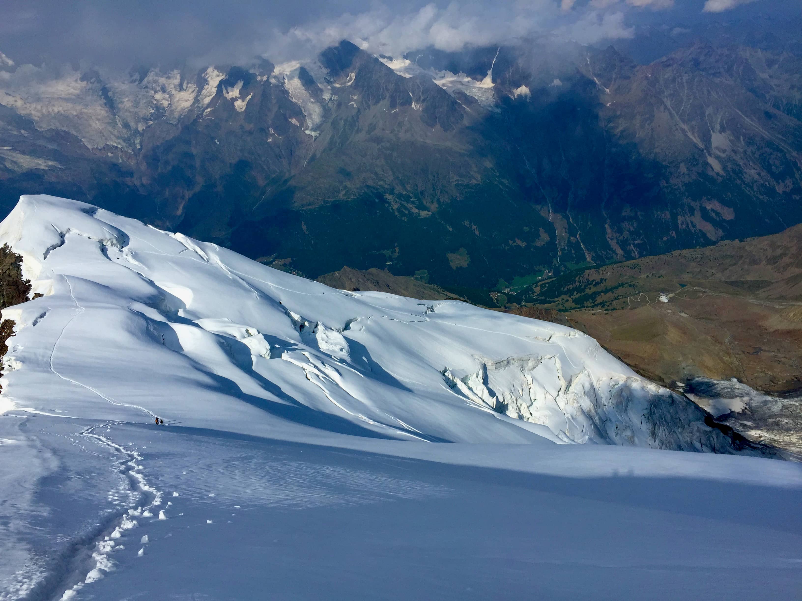 Der vergletscherte Abstieg. Oben sind die Verhältnisse gut, weiter unten wird der Schnee sehr sulzig.