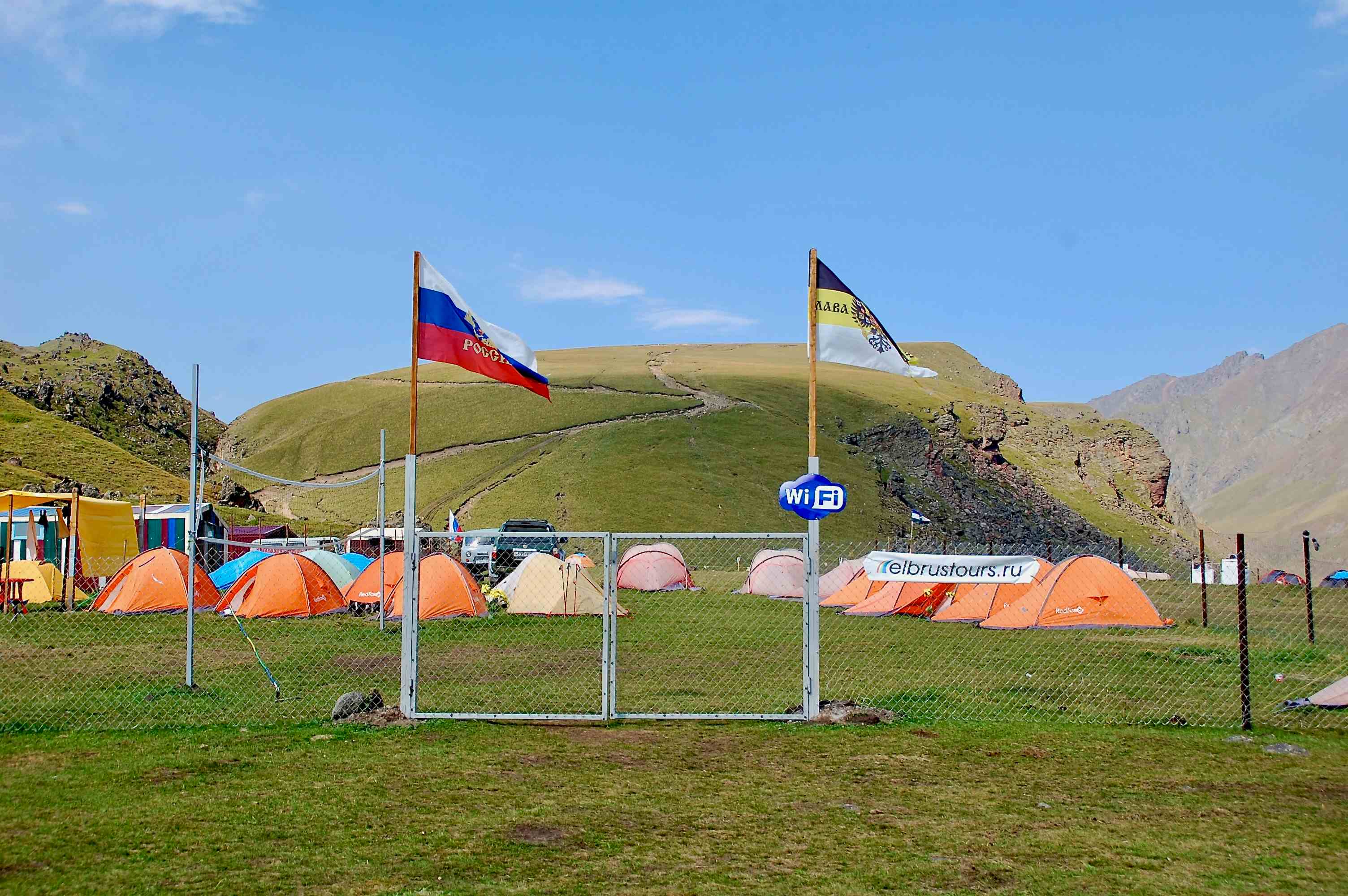 Camp von elbrustours.ru. Die haben echt WiFi (und Internet über Satellit)