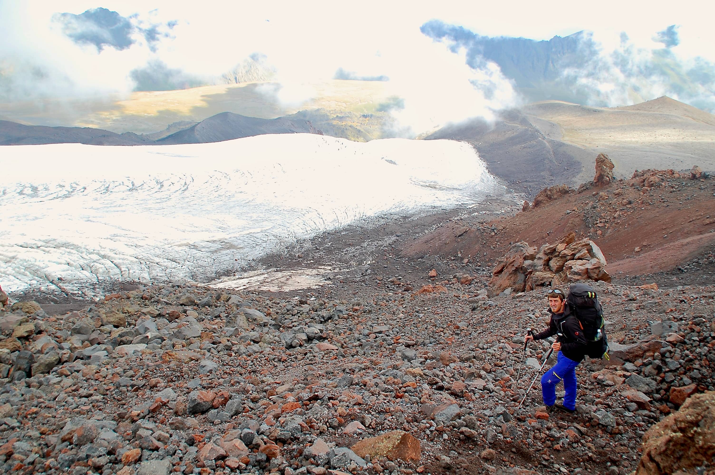 Abstieg vom Hochlager. Man folgt der Seitenmoräne