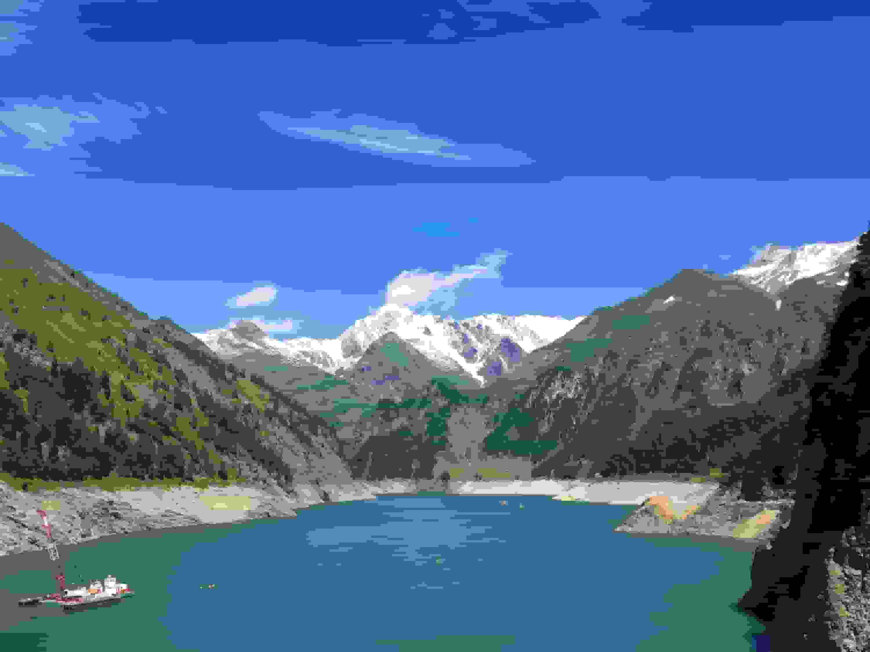 Luzzone-Stausee mit dem verschneiten Piz Terri